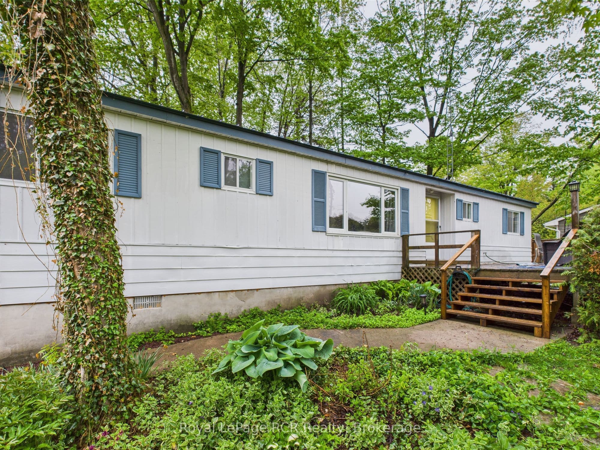112 Huron Road photo 1
