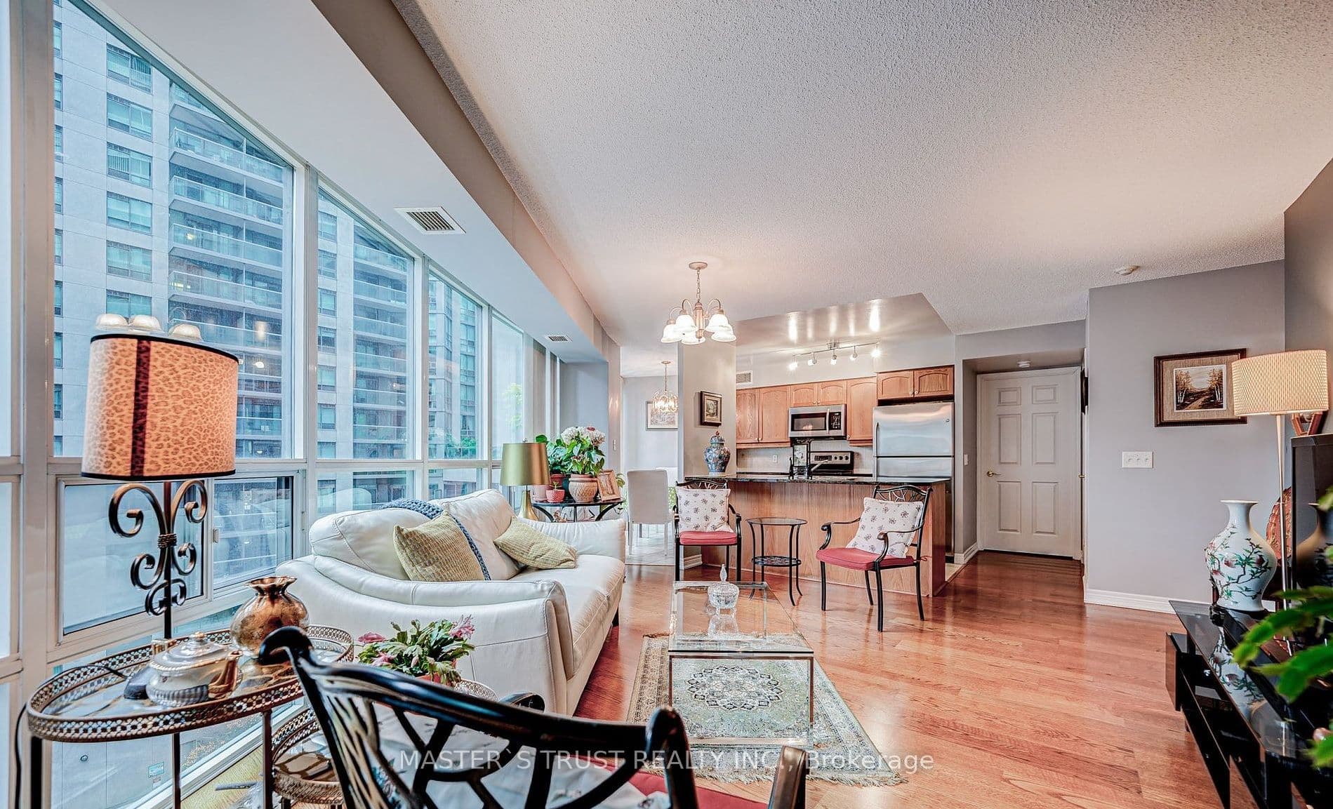 Unit 711 30 Grand Trunk Crescent photo 1