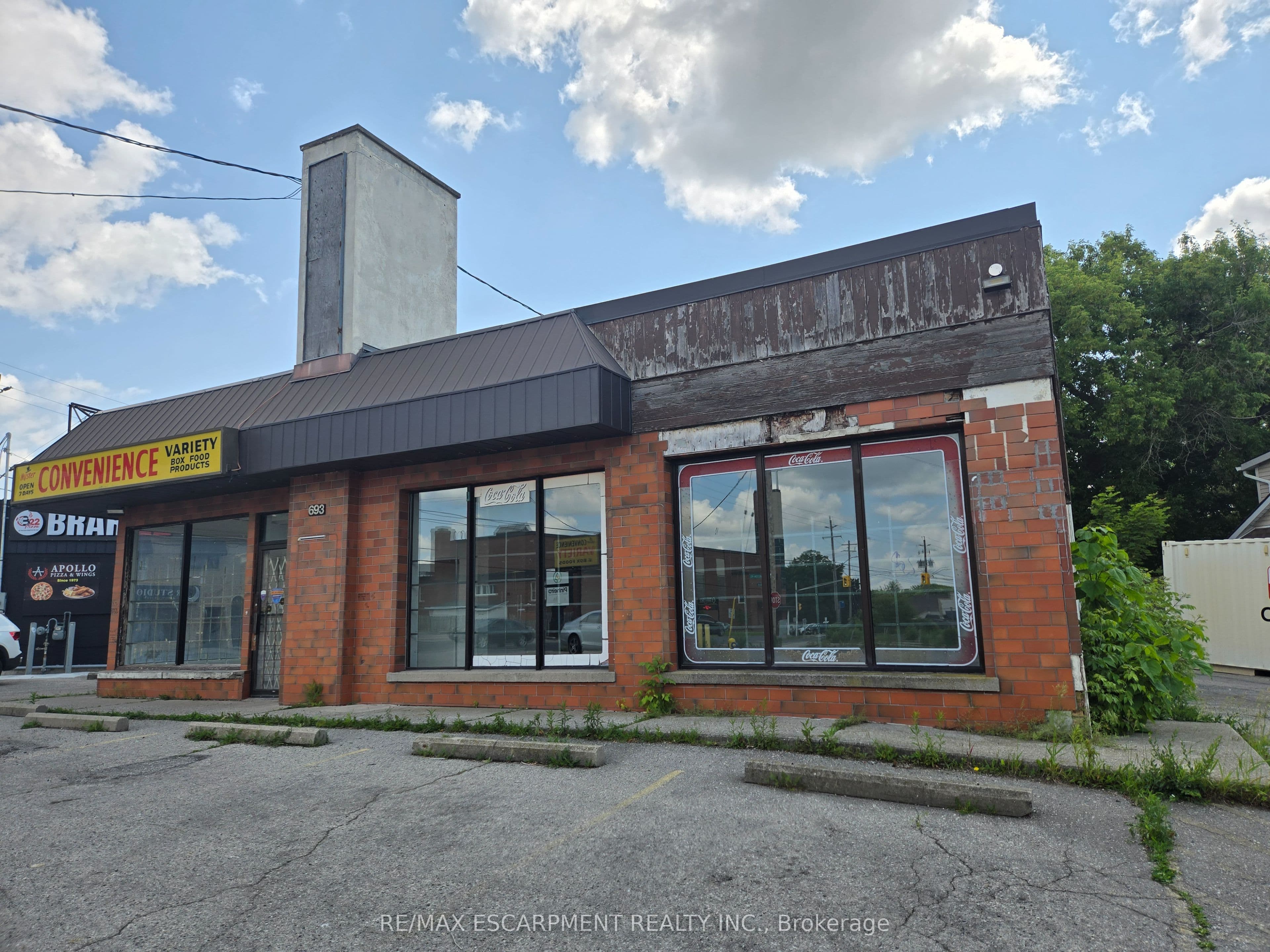 693 Hamilton Road photo 1