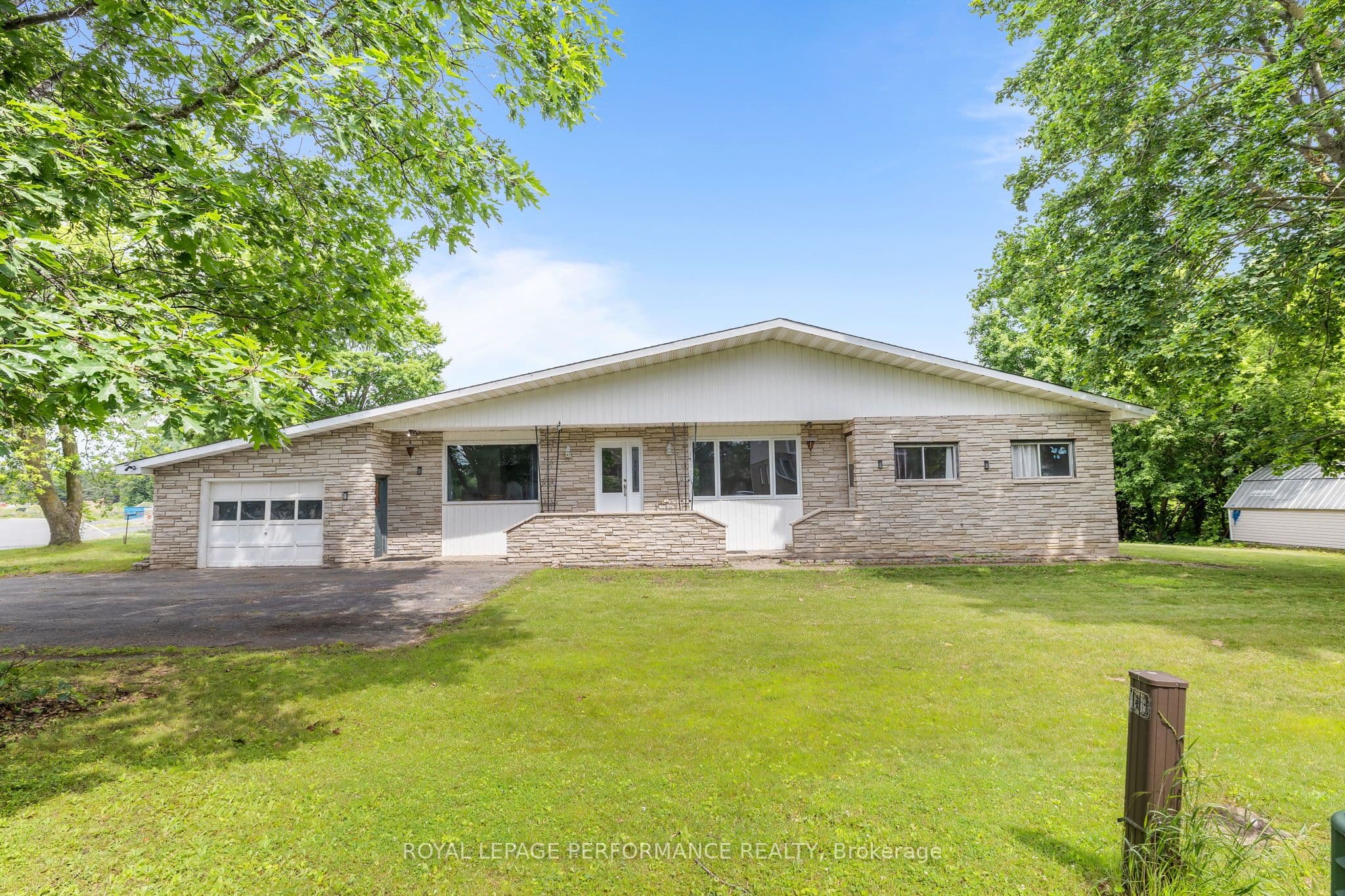438 Voyageur Place photo 1
