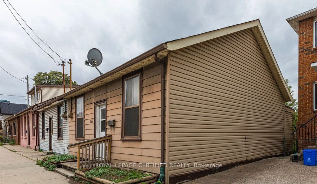 227 Wellington Street photo 1