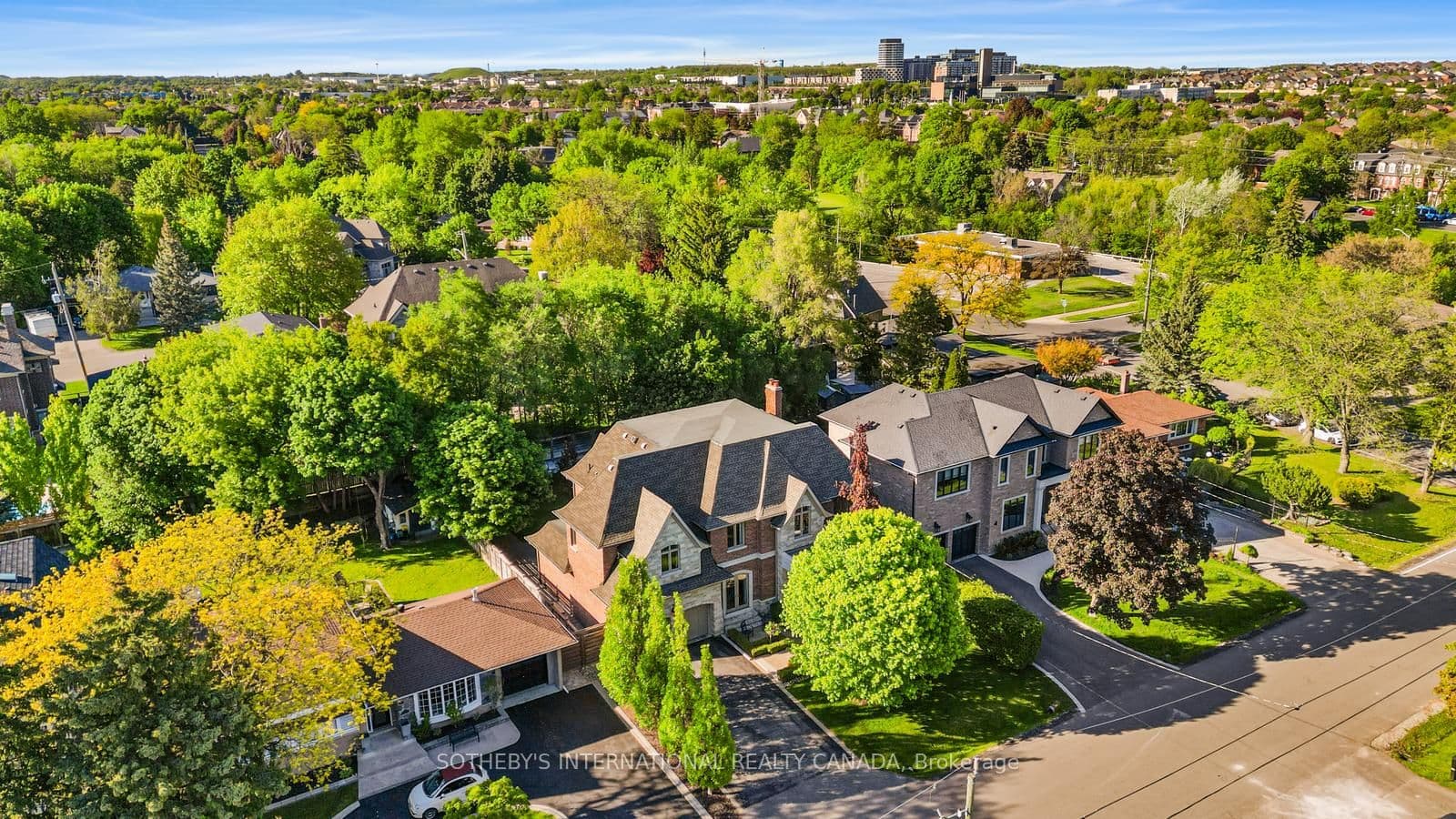 6 Weller Crescent photo 1