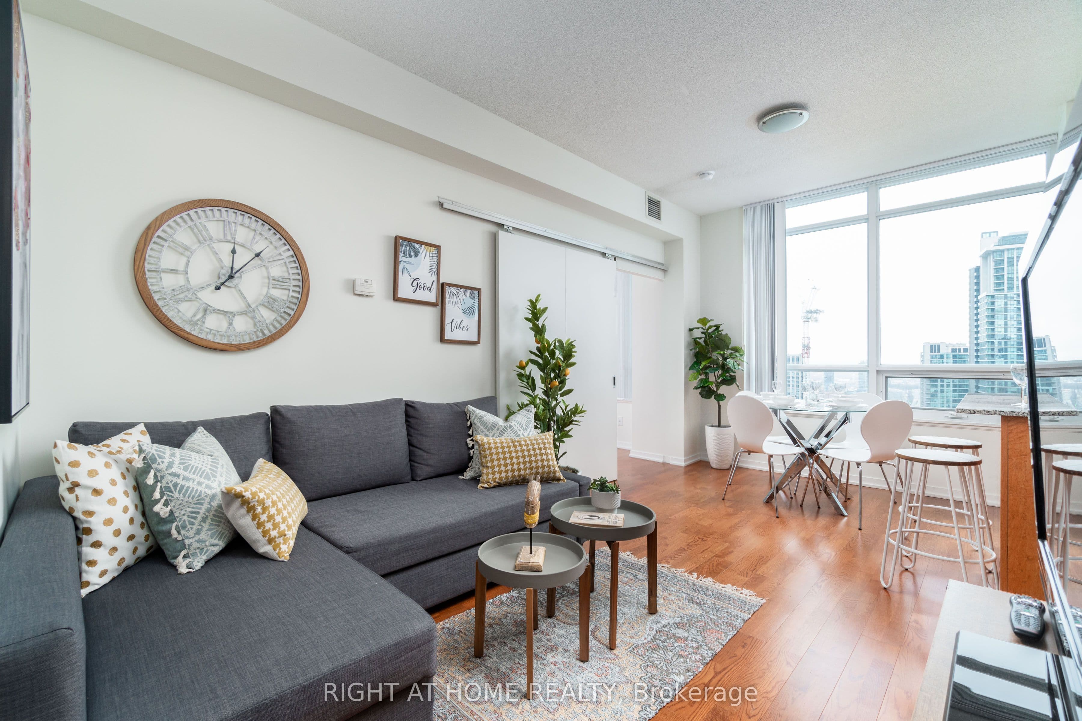 Unit 3404 55 Bremner Boulevard photo 1