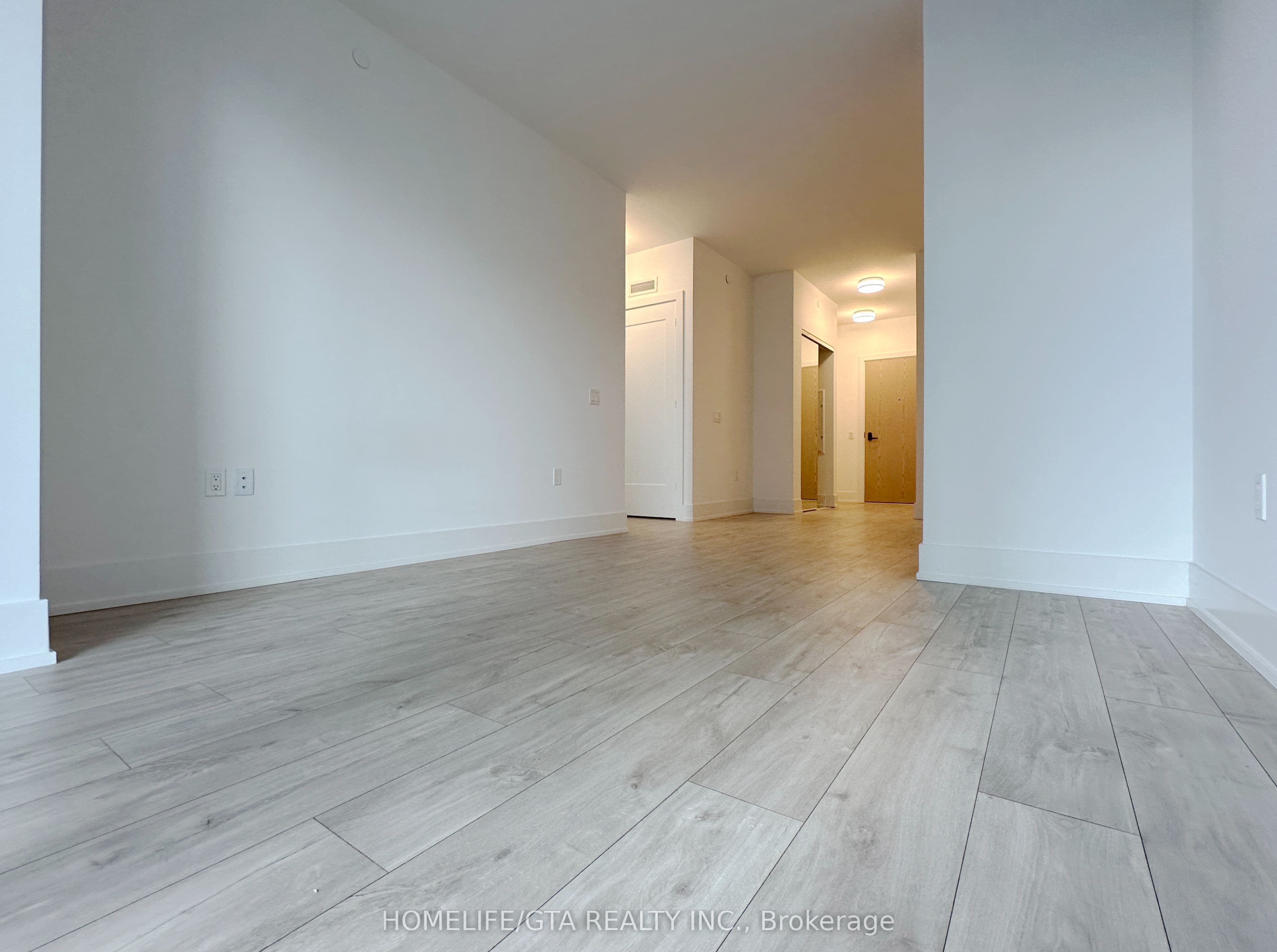 Unit 806 10 Inn On The Park Drive photo 1