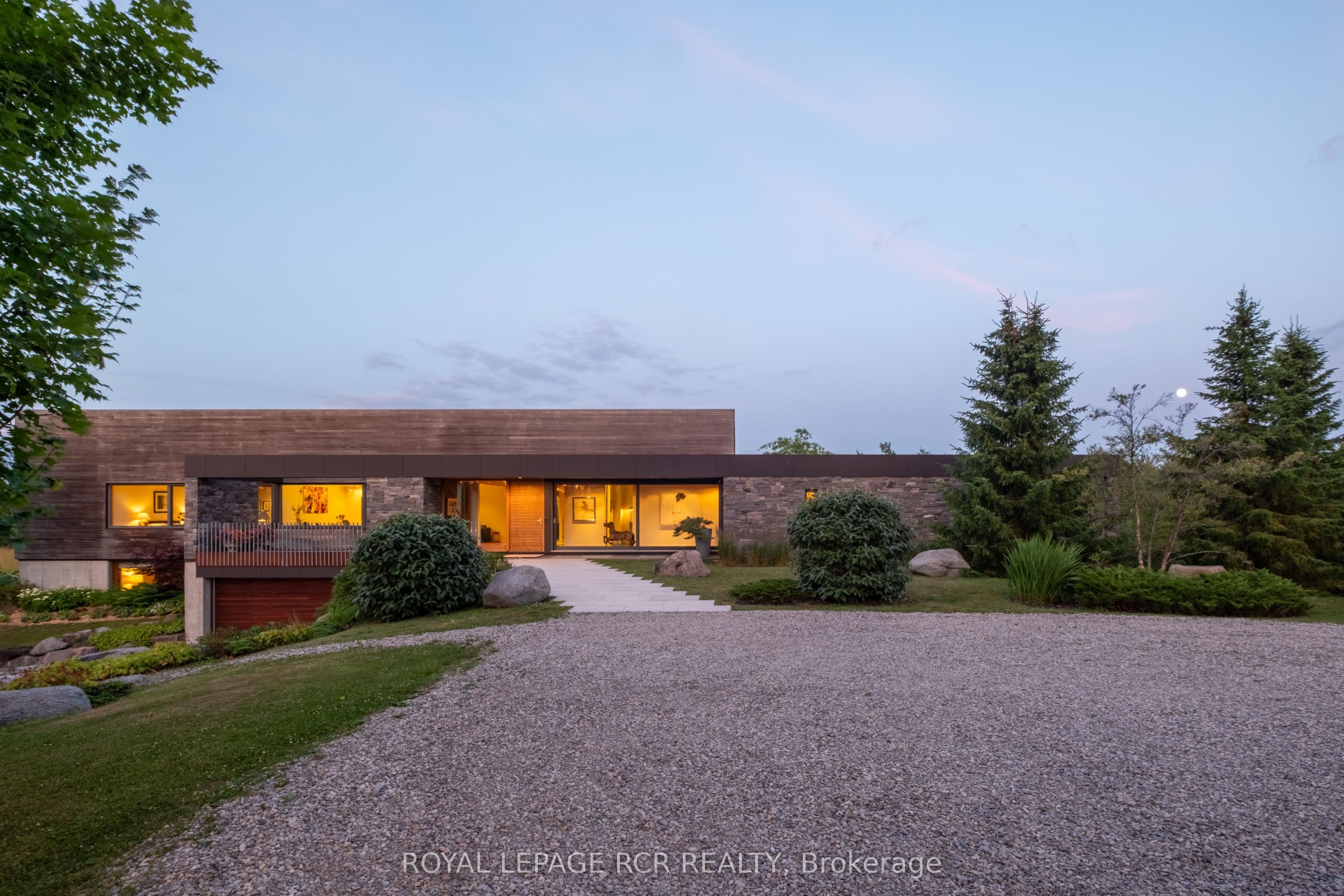 5211 Tenth Line photo 1