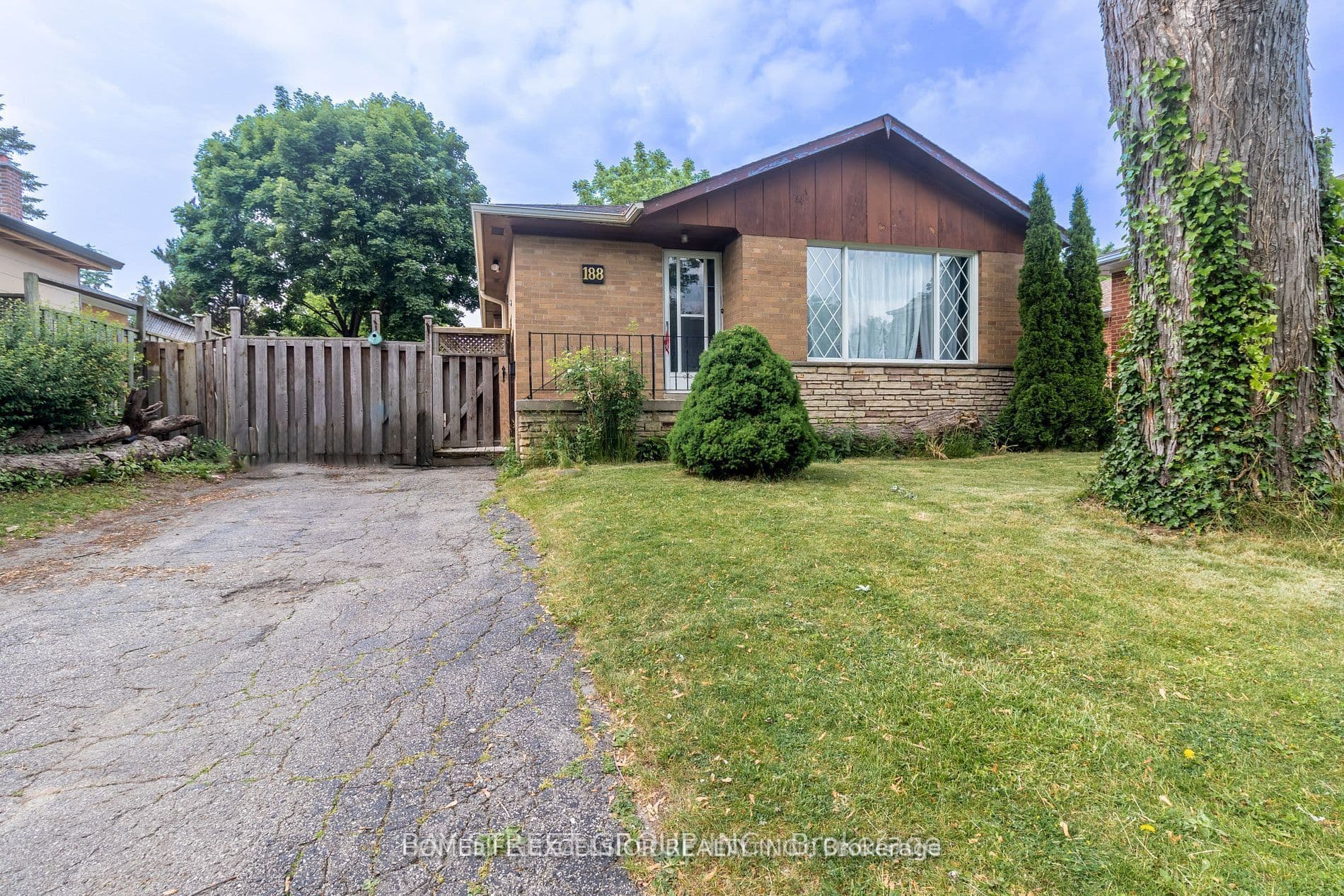 Unit Main 188 Confederation Drive photo 1
