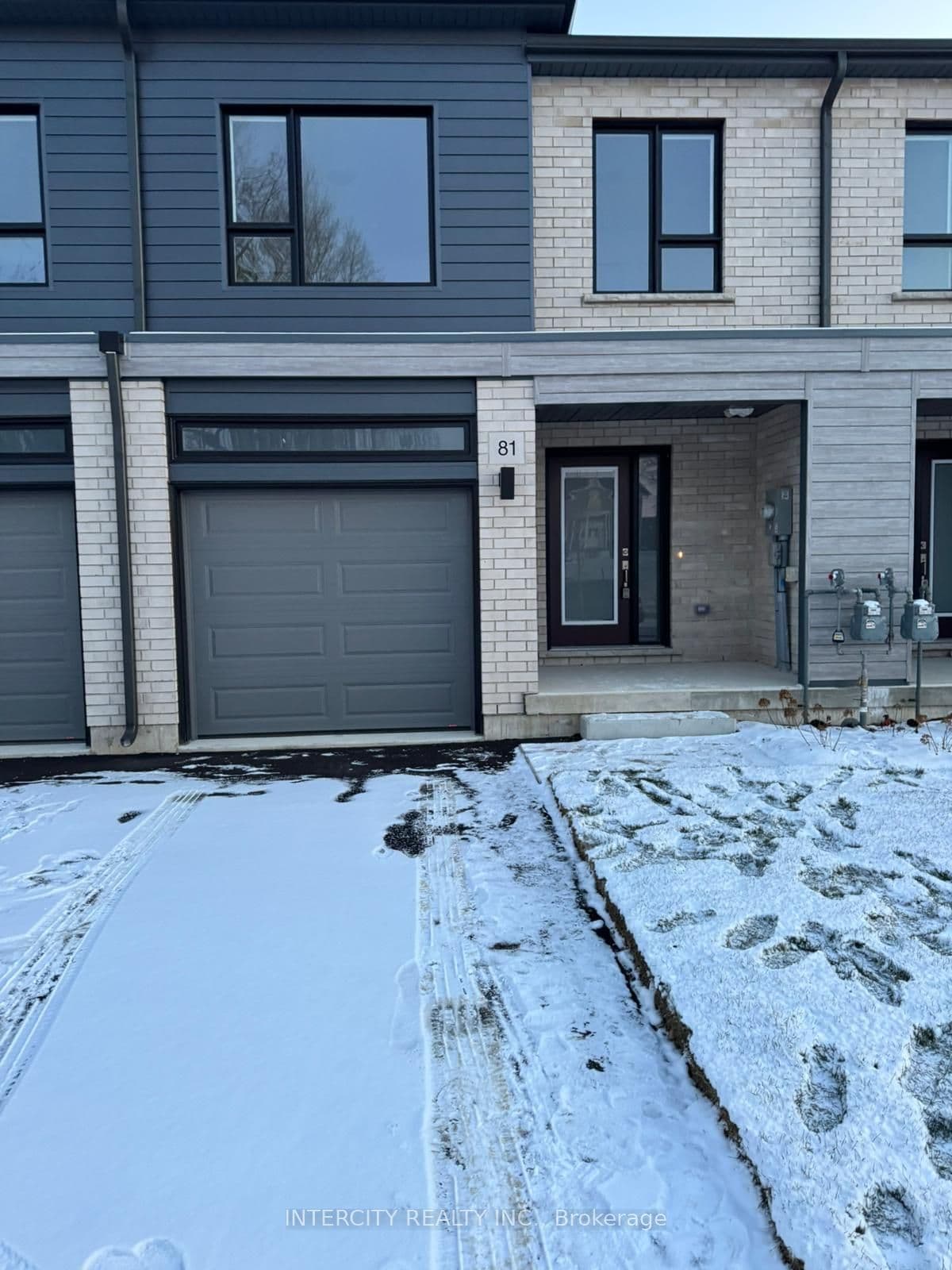 81 Queensbrook Crescent photo 1