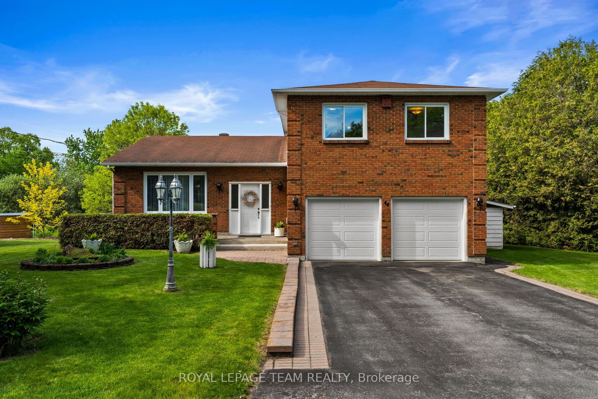 44 Steeple Hill Crescent photo 1