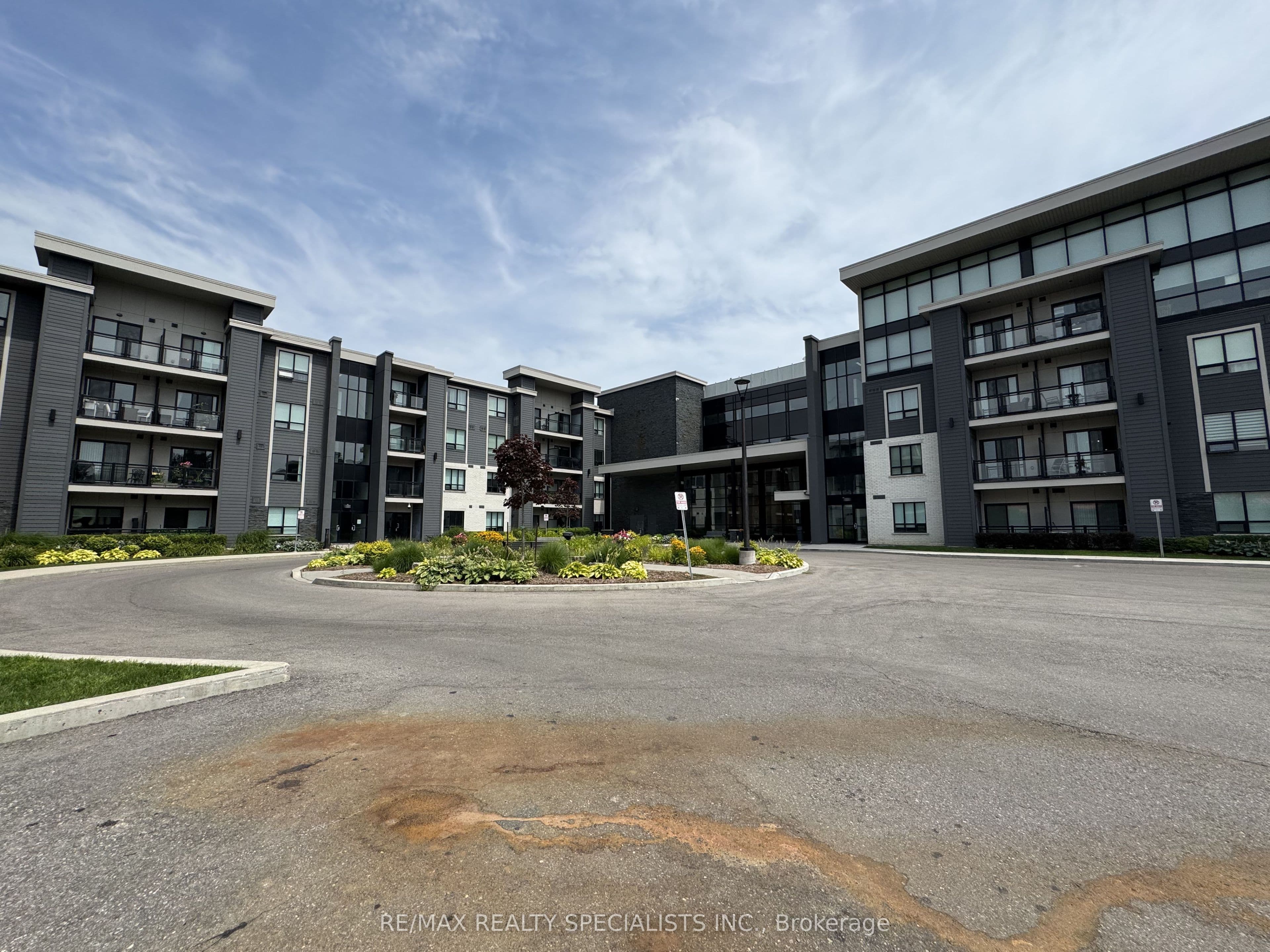 Unit 319 3170 Erin Mills Parkway photo 1