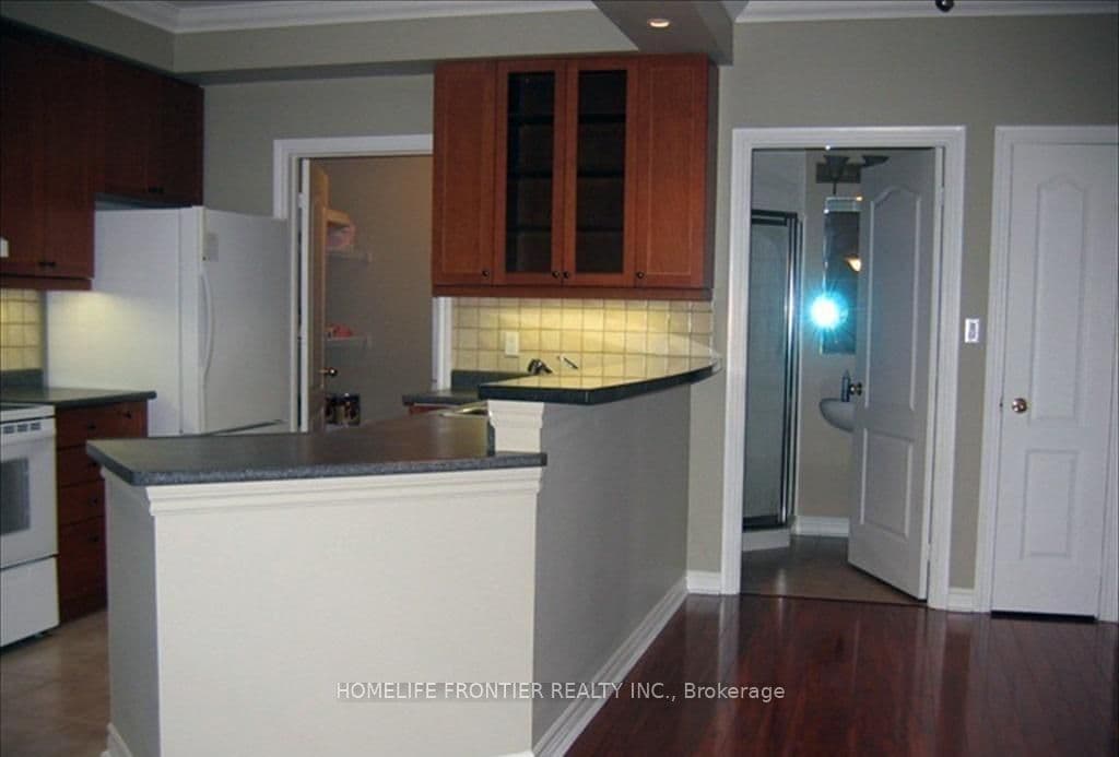 Unit 402 3351 Cawthra Road photo 1