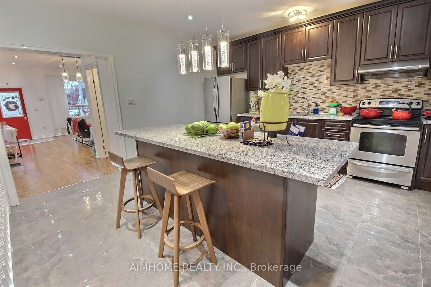 966 Dundas Street photo 1