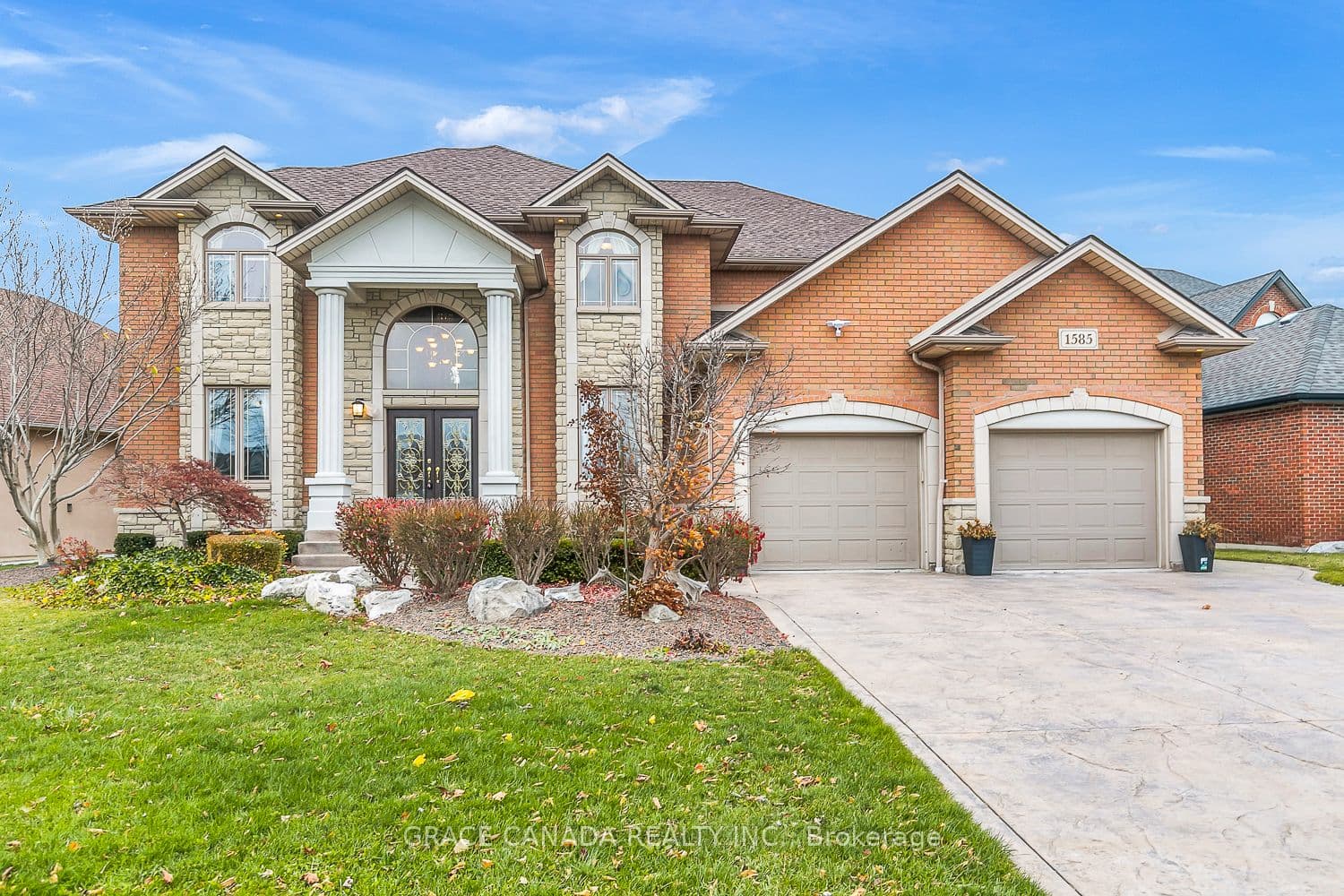 1585 Stoneybrook Crescent photo 1