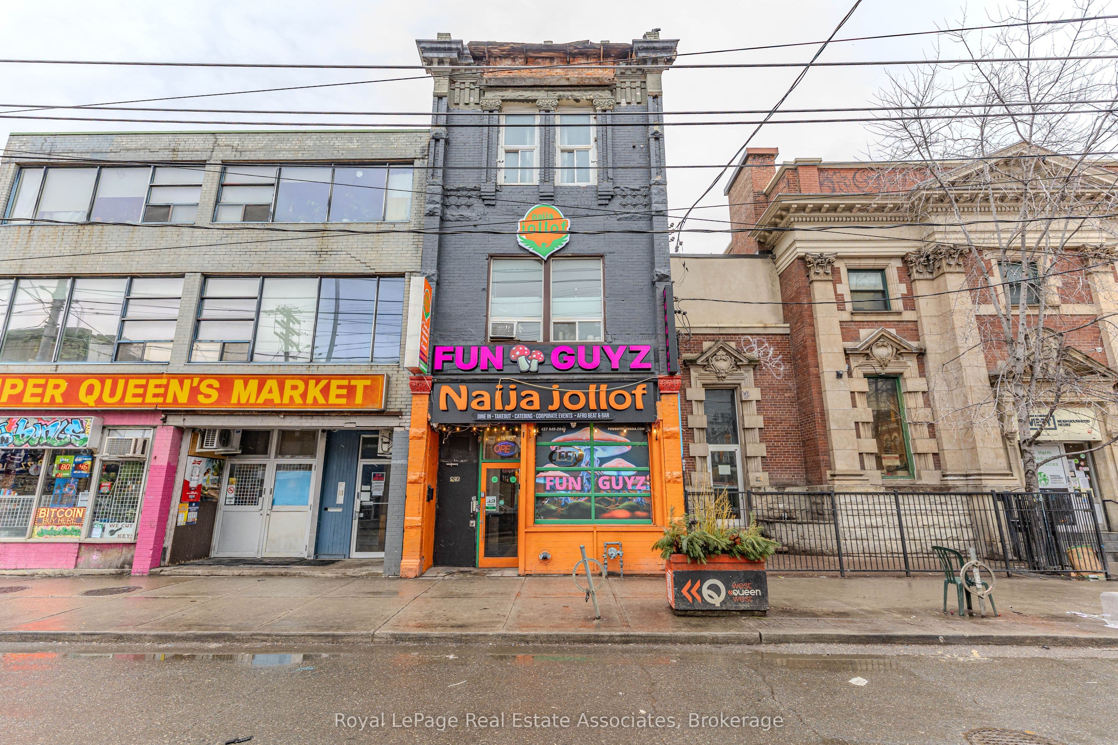 592 Queen Street photo 1