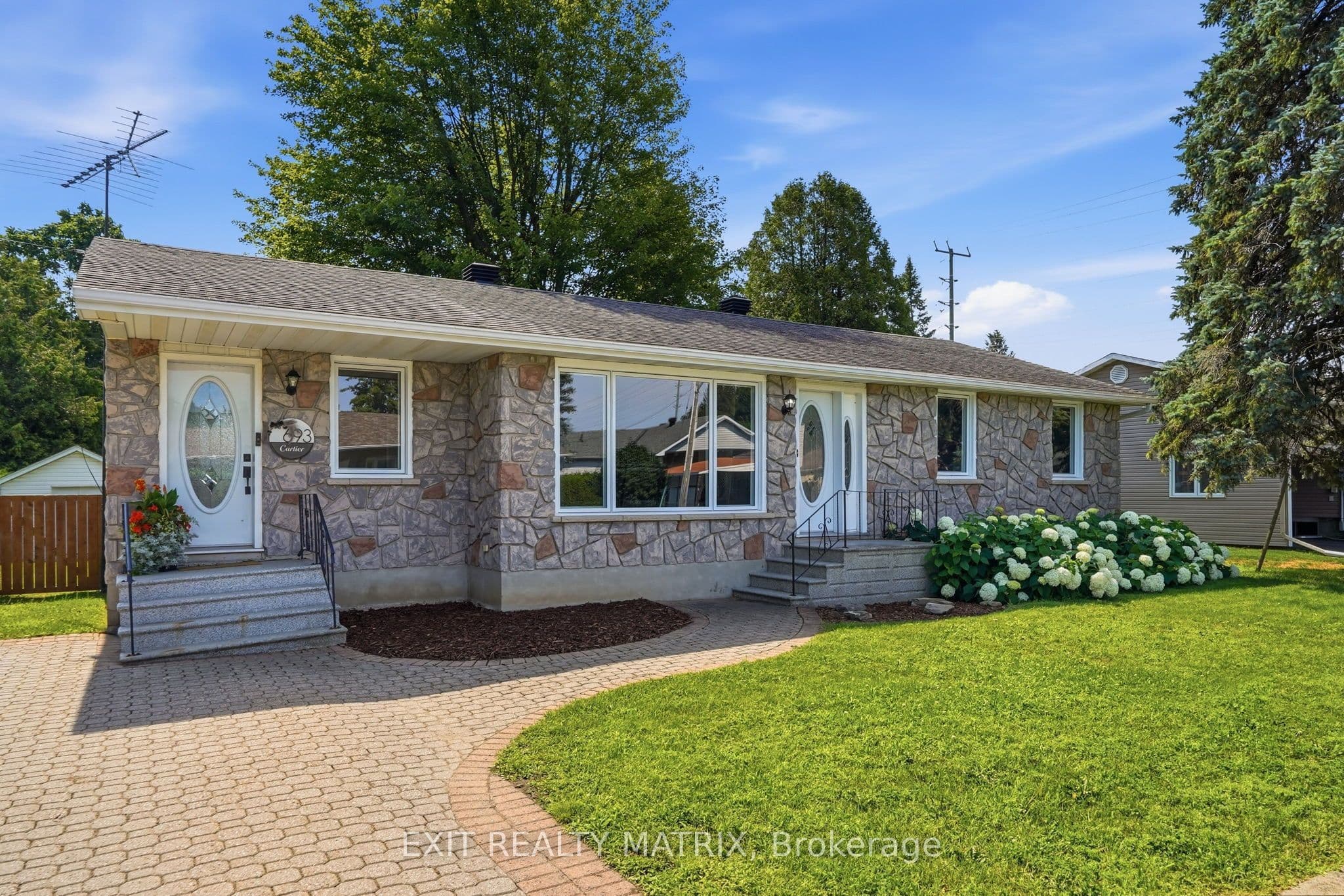 693 Cartier Street photo 1