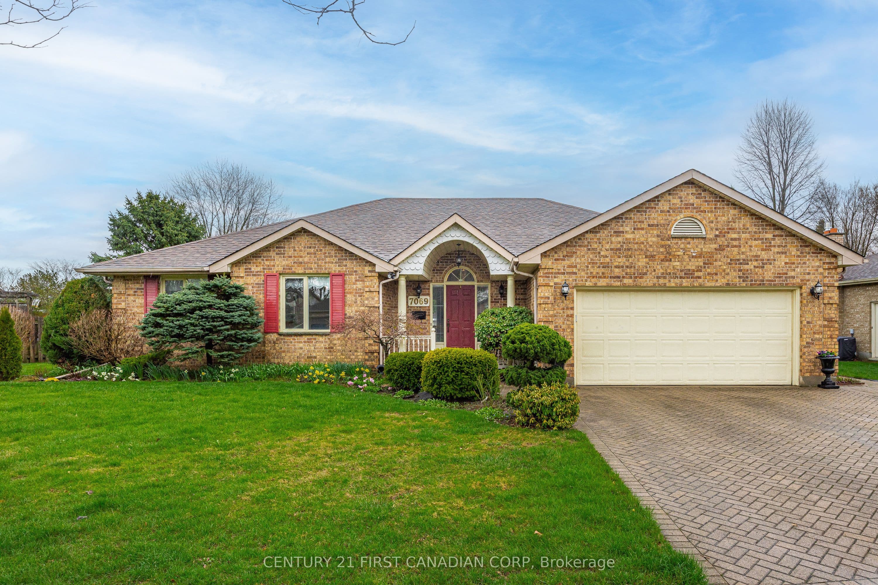 7069 Diane Crescent photo 1
