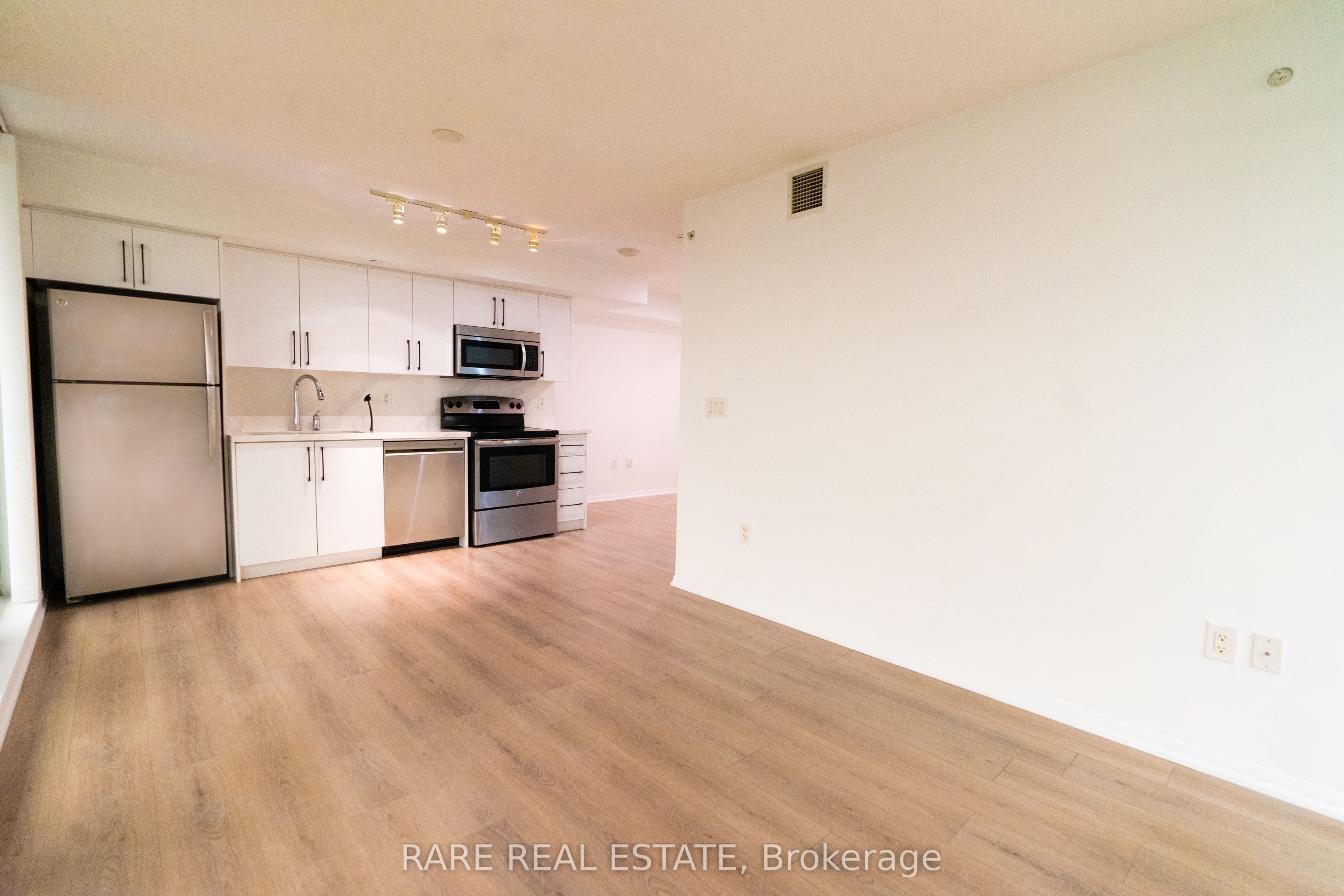 Unit 1007 830 Lawrence Avenue photo 1