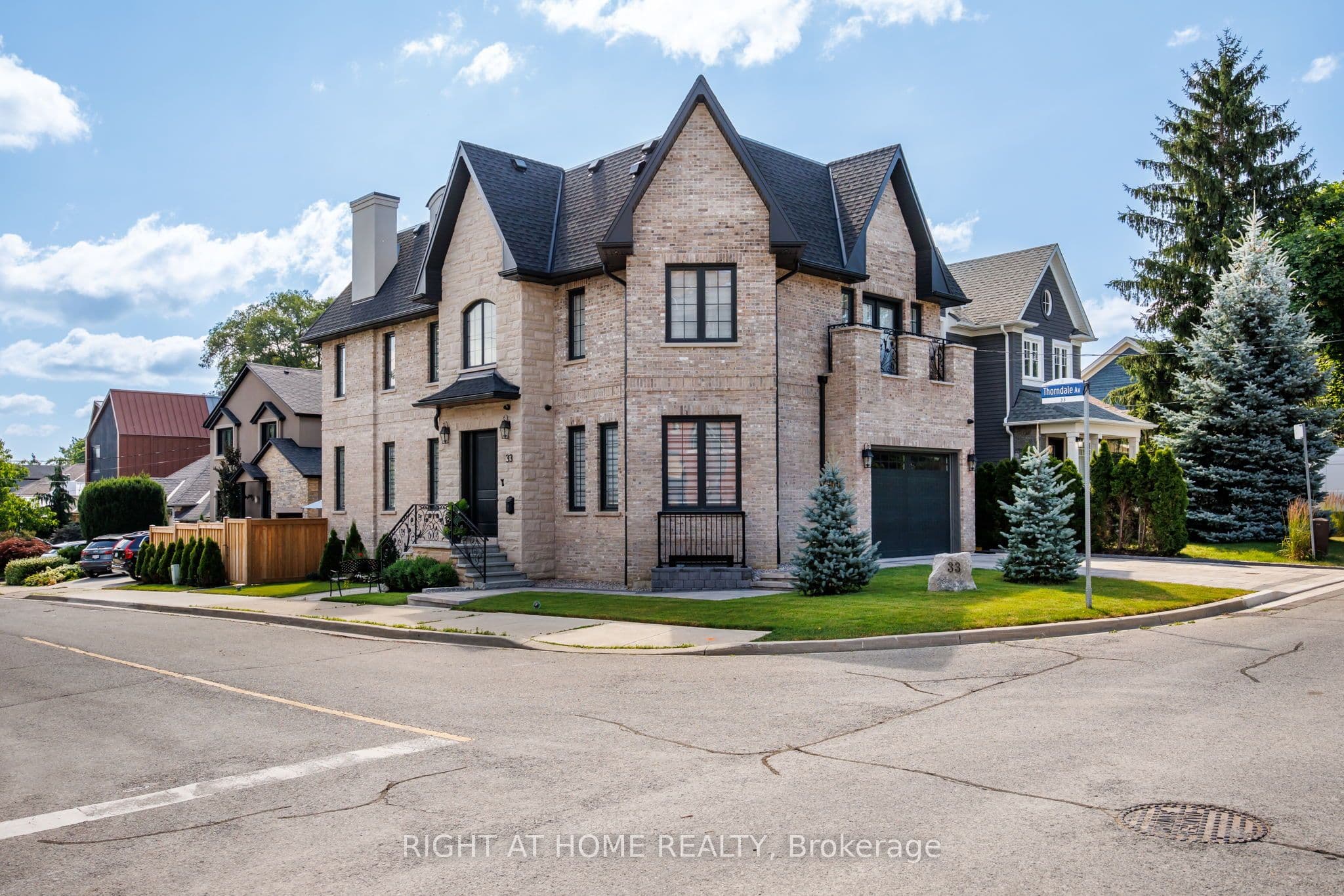 33 Thorndale Avenue photo 1