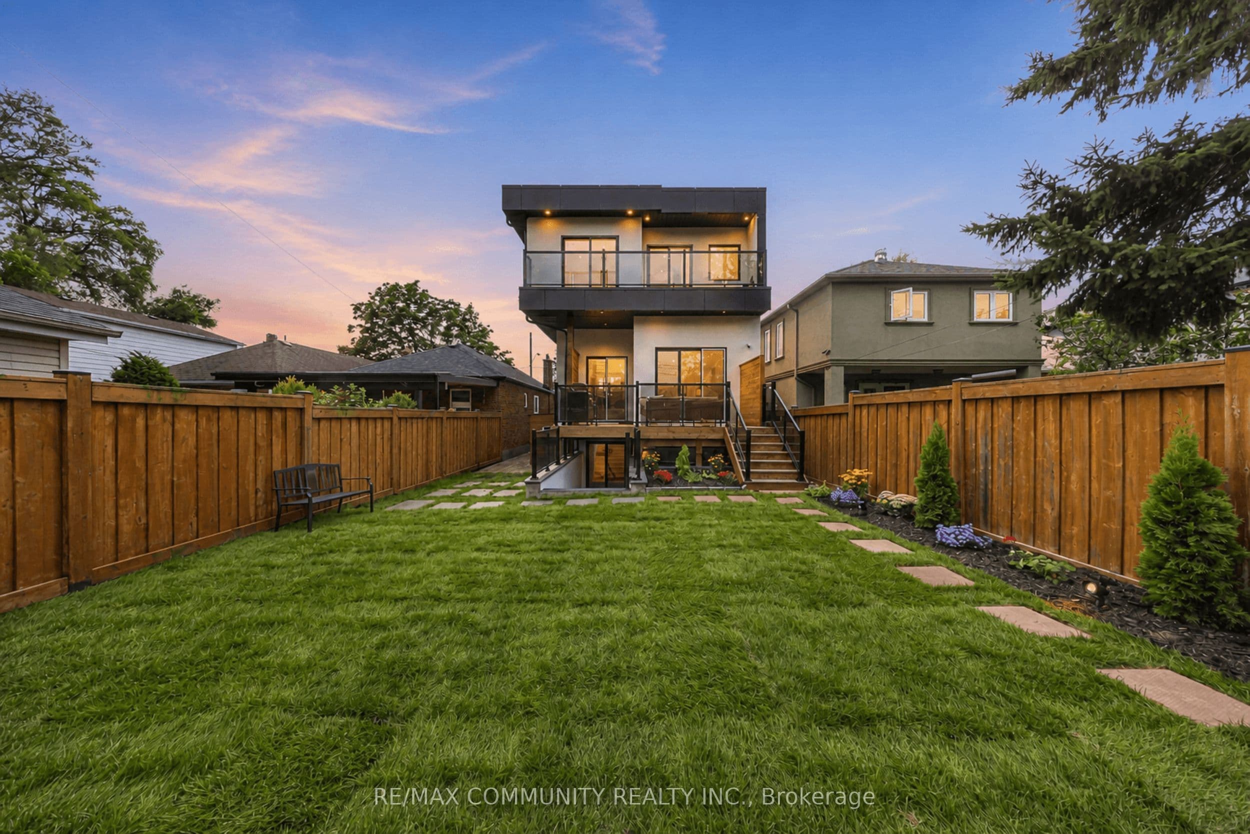 7 Derwyn Road photo 1