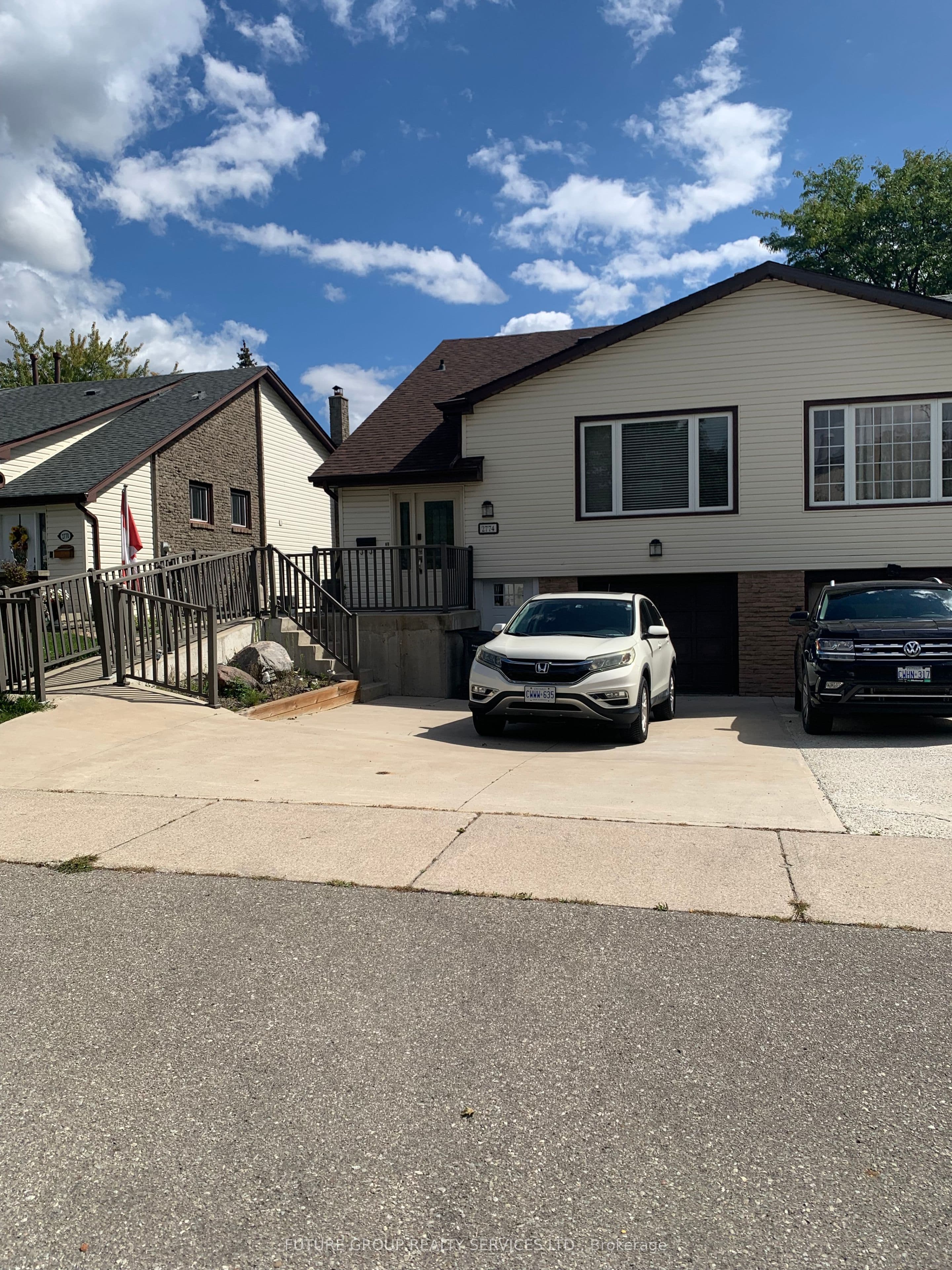 2774 Bucklepost Crescent photo 1