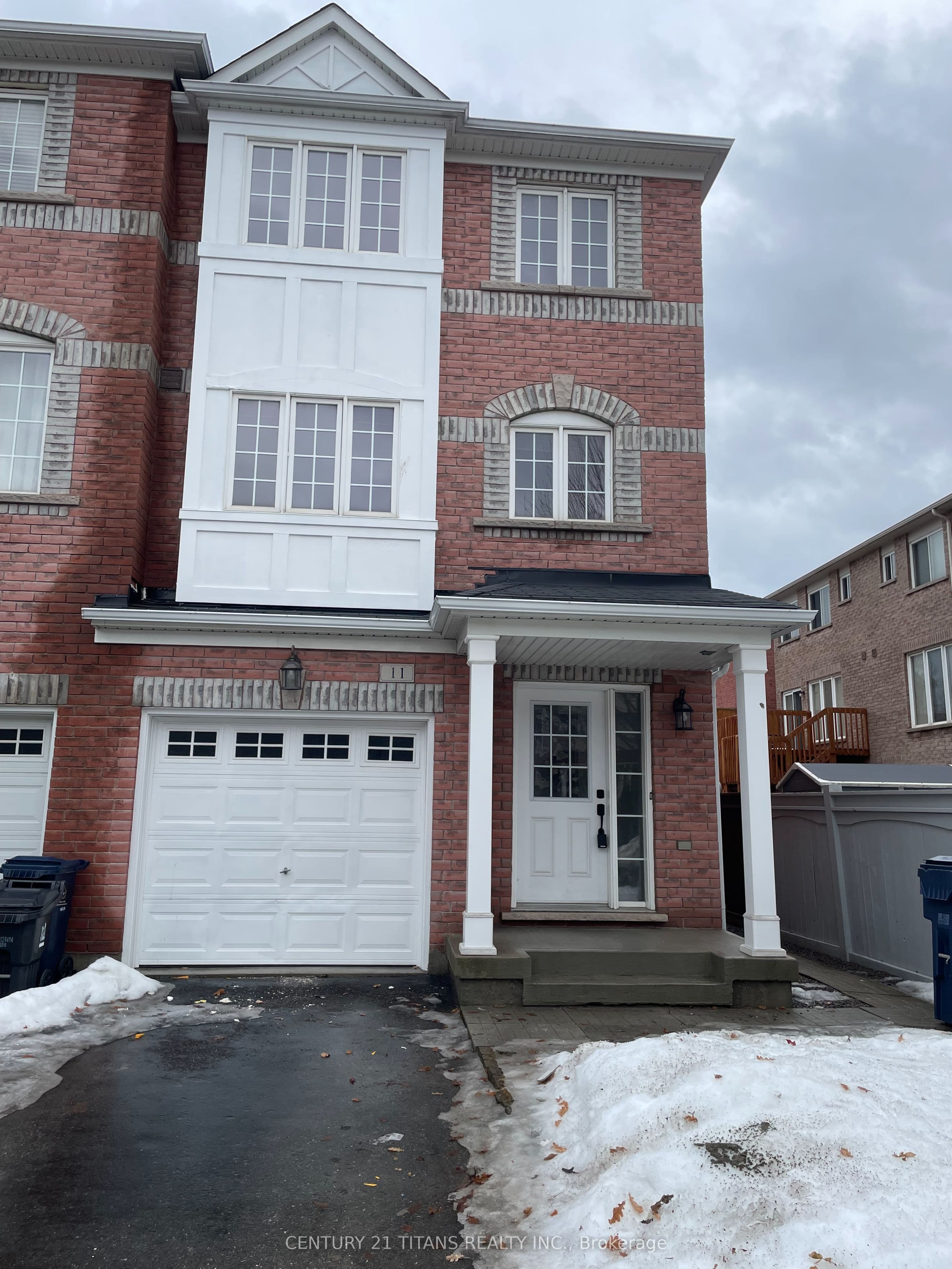 Unit Upper 11 Etienne Street photo 1