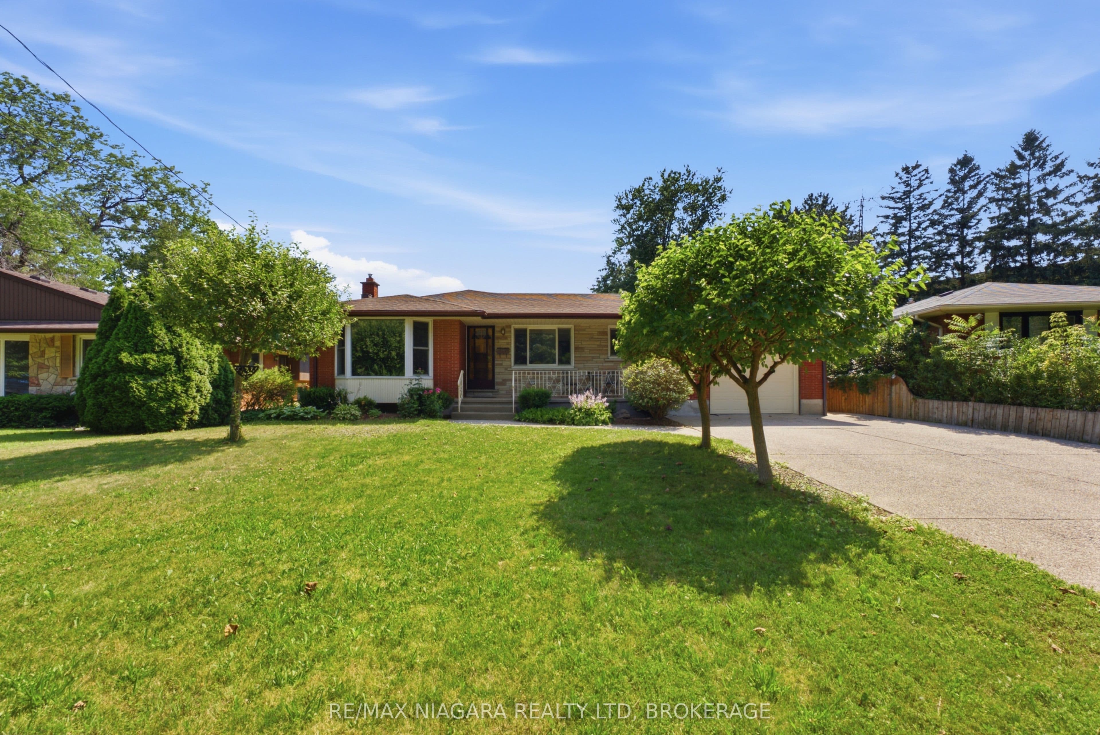 11 RICHELIEU Drive photo 1