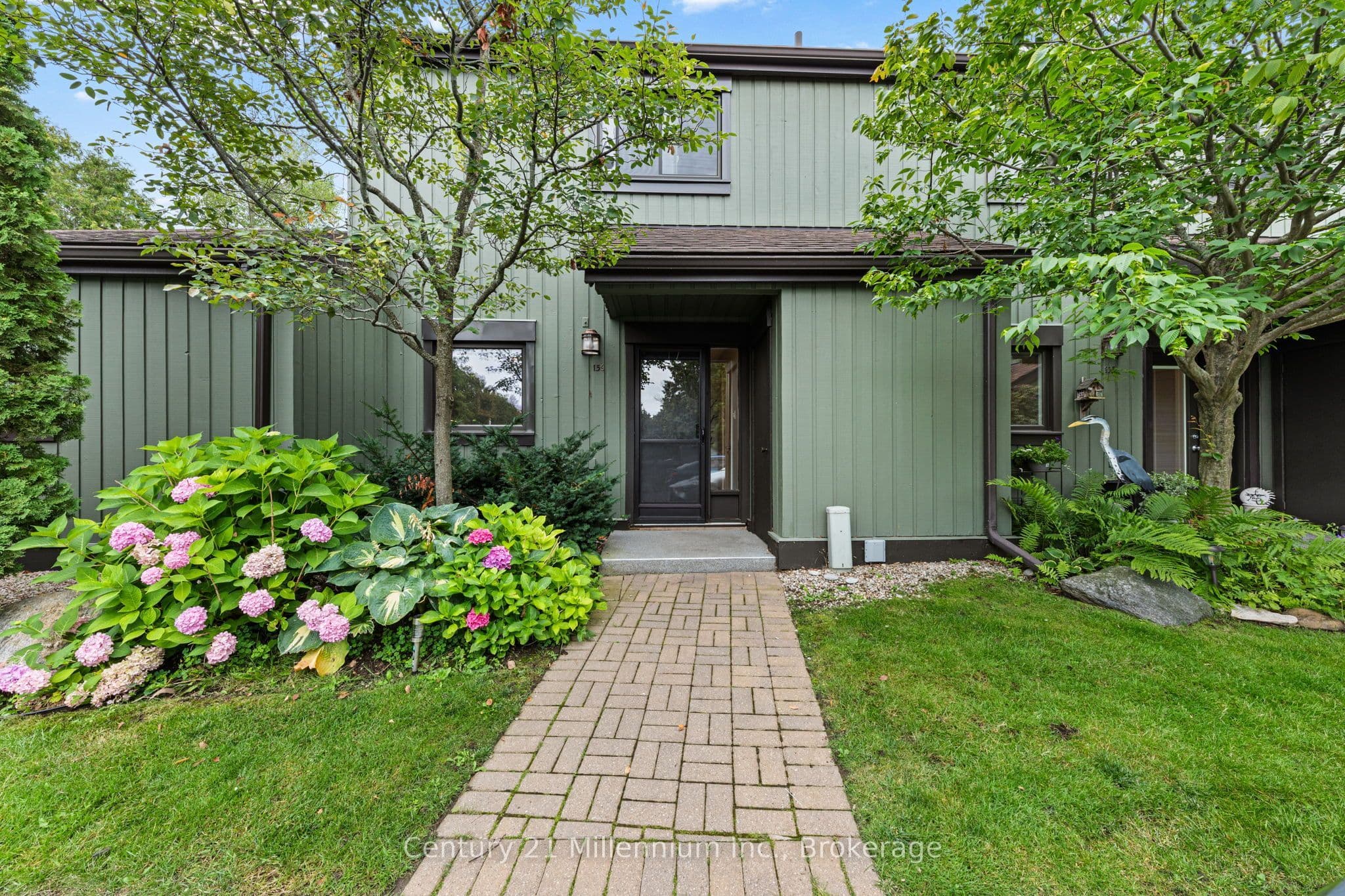 156 ESCARPMENT Crescent photo 1