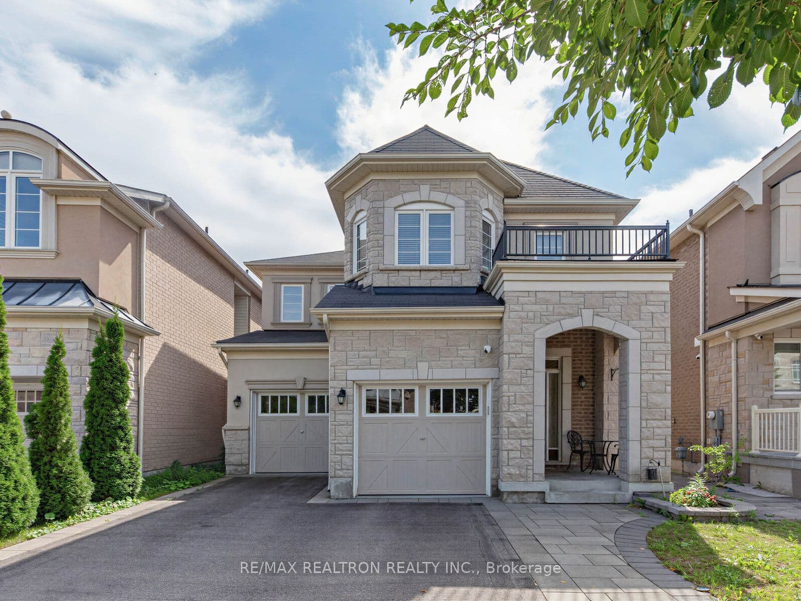 220 Degraaf Crescent photo 1