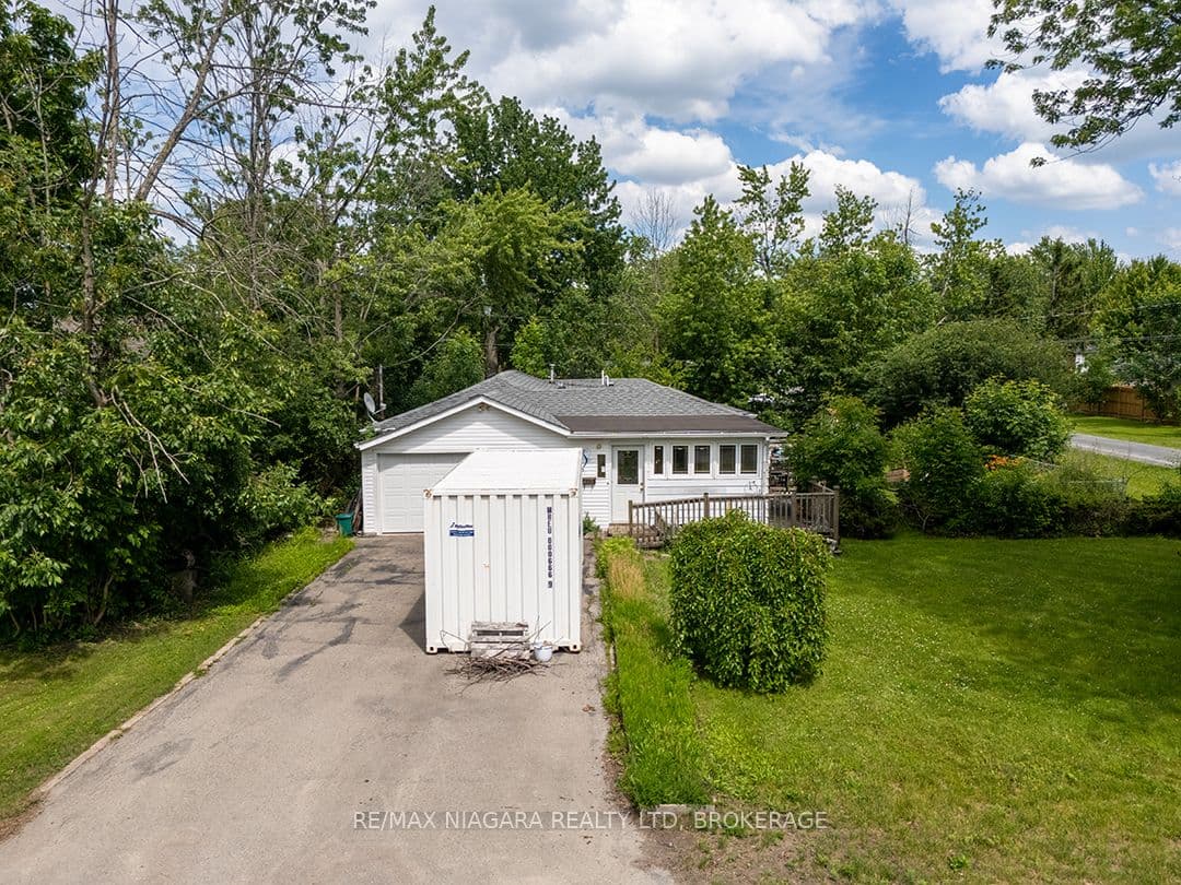 584 Lakeview Road photo 1