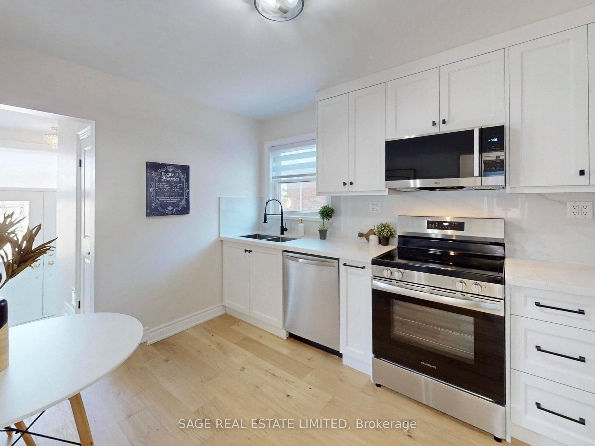 8 Lombardy Crescent photo 1
