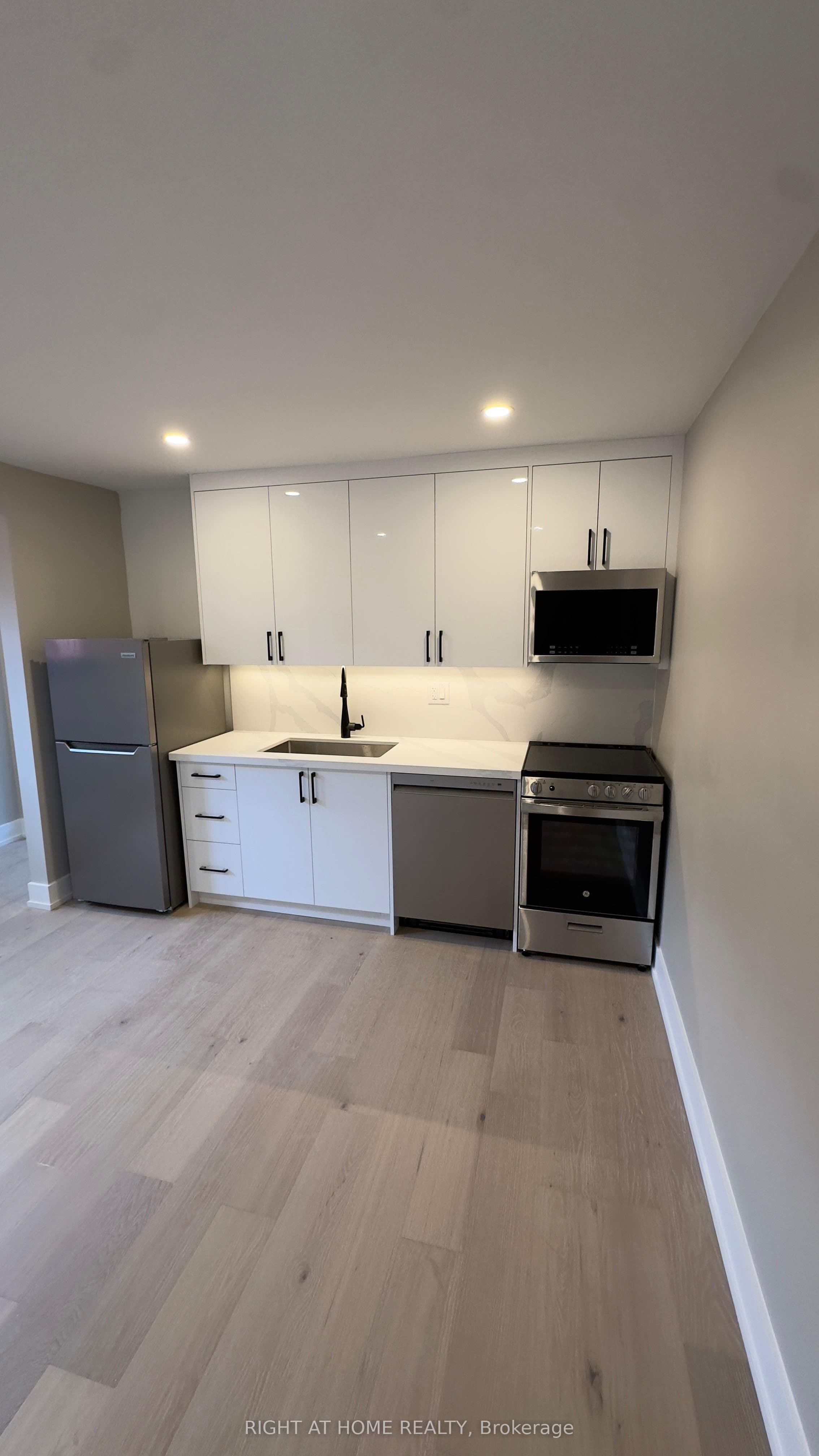 Unit 202 500 Salem Avenue photo 1