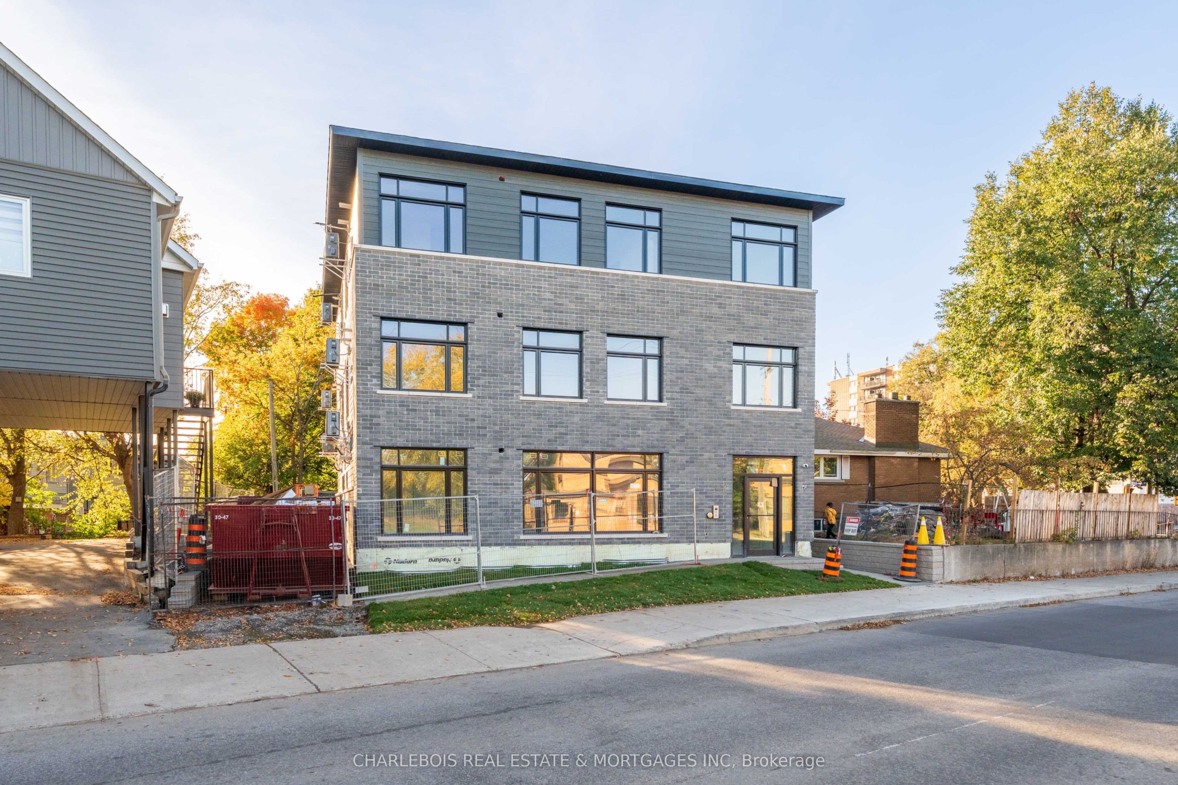 Unit D 830 St Laurent Boulevard photo 1