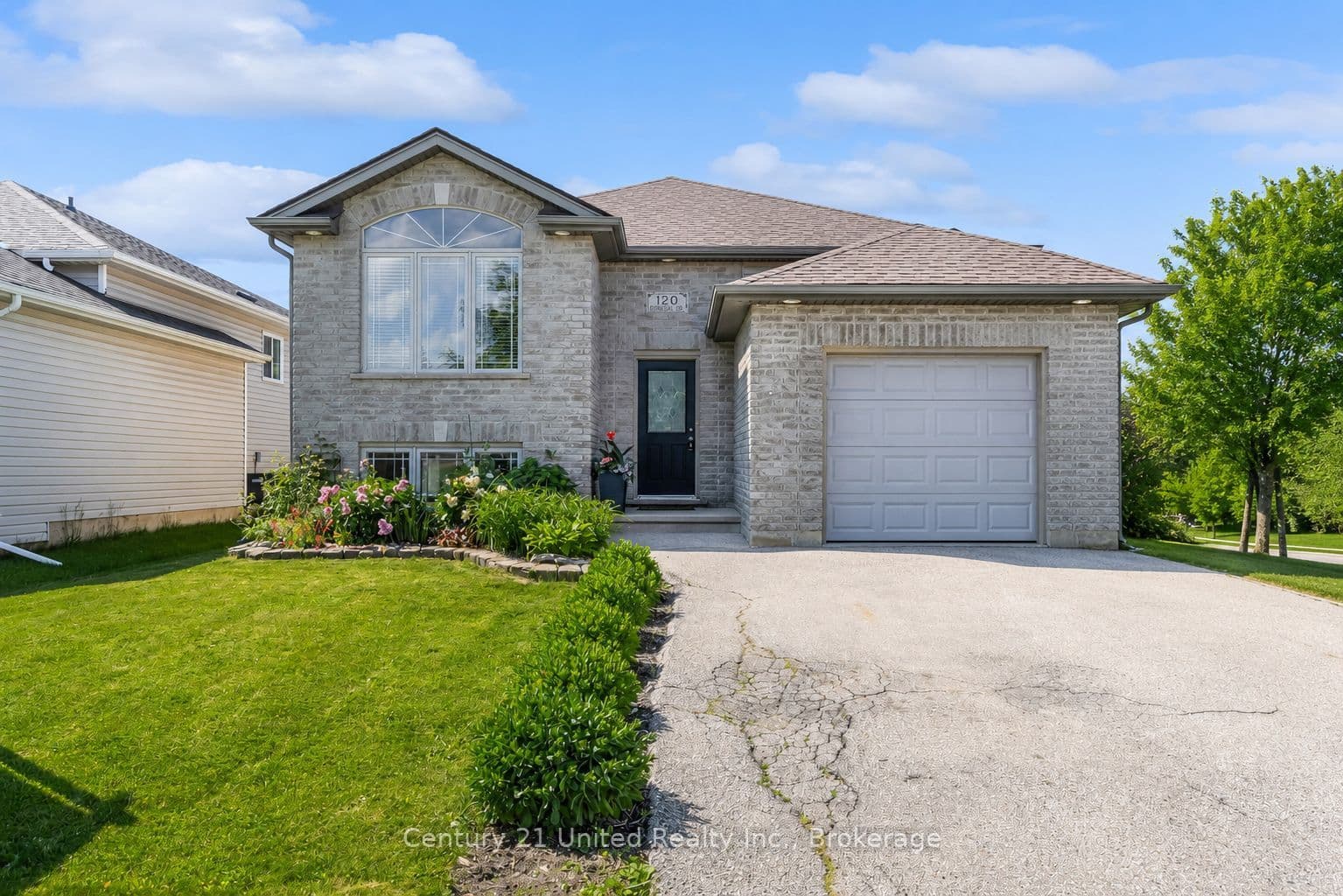 120 Donegal Drive photo 1