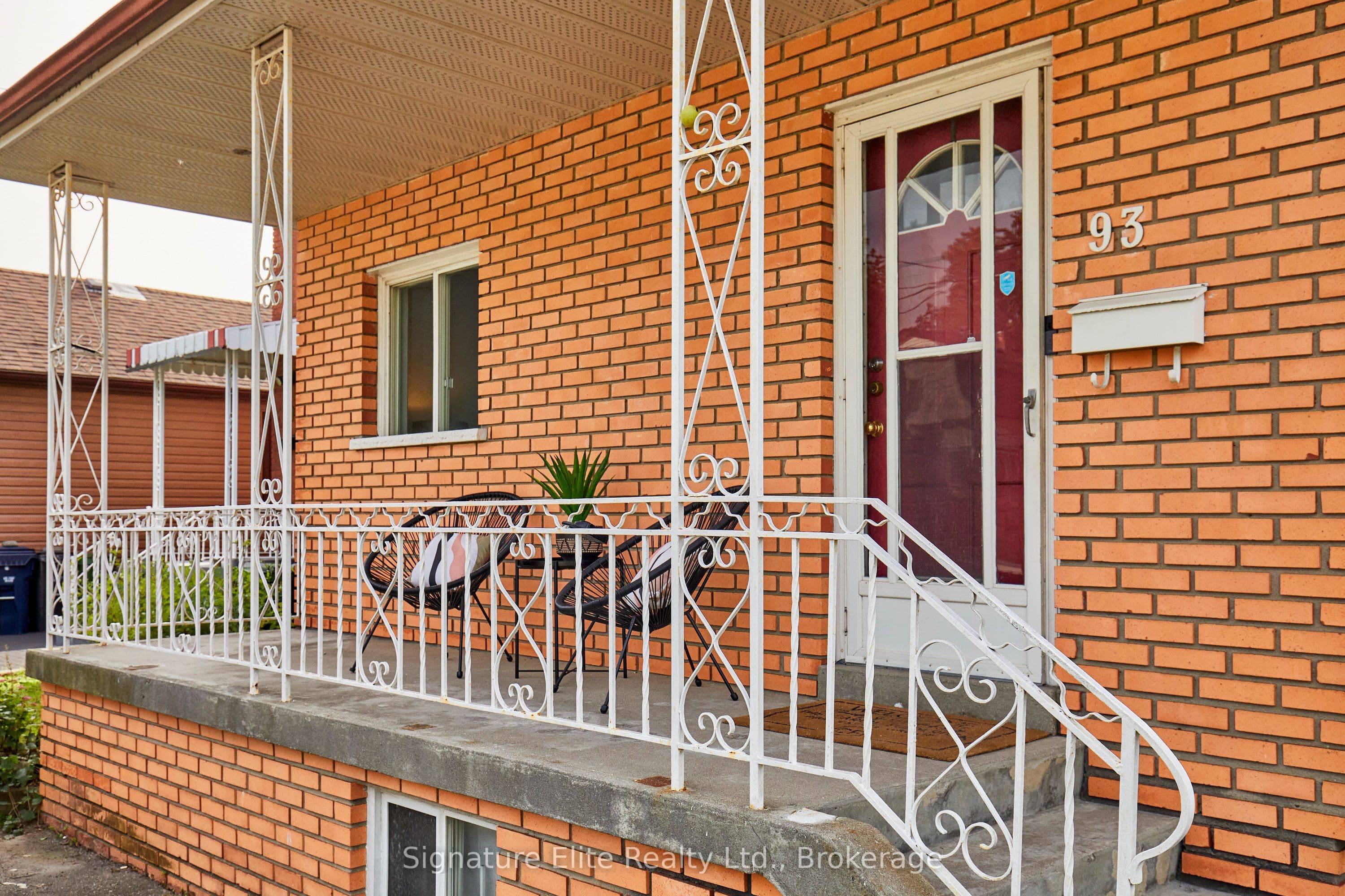 93 Pinegrove Avenue photo 1