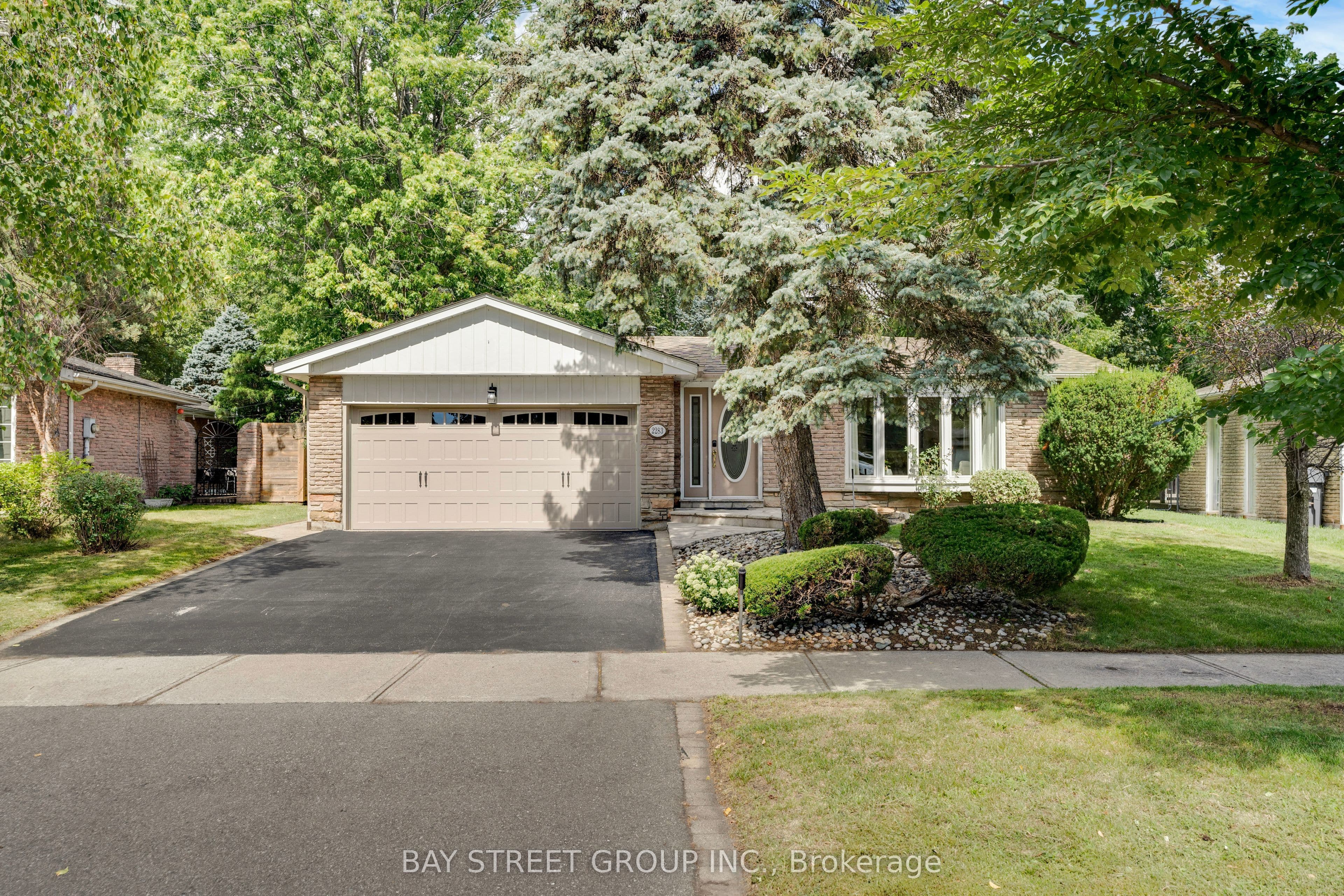 2283 Devon Road photo 1