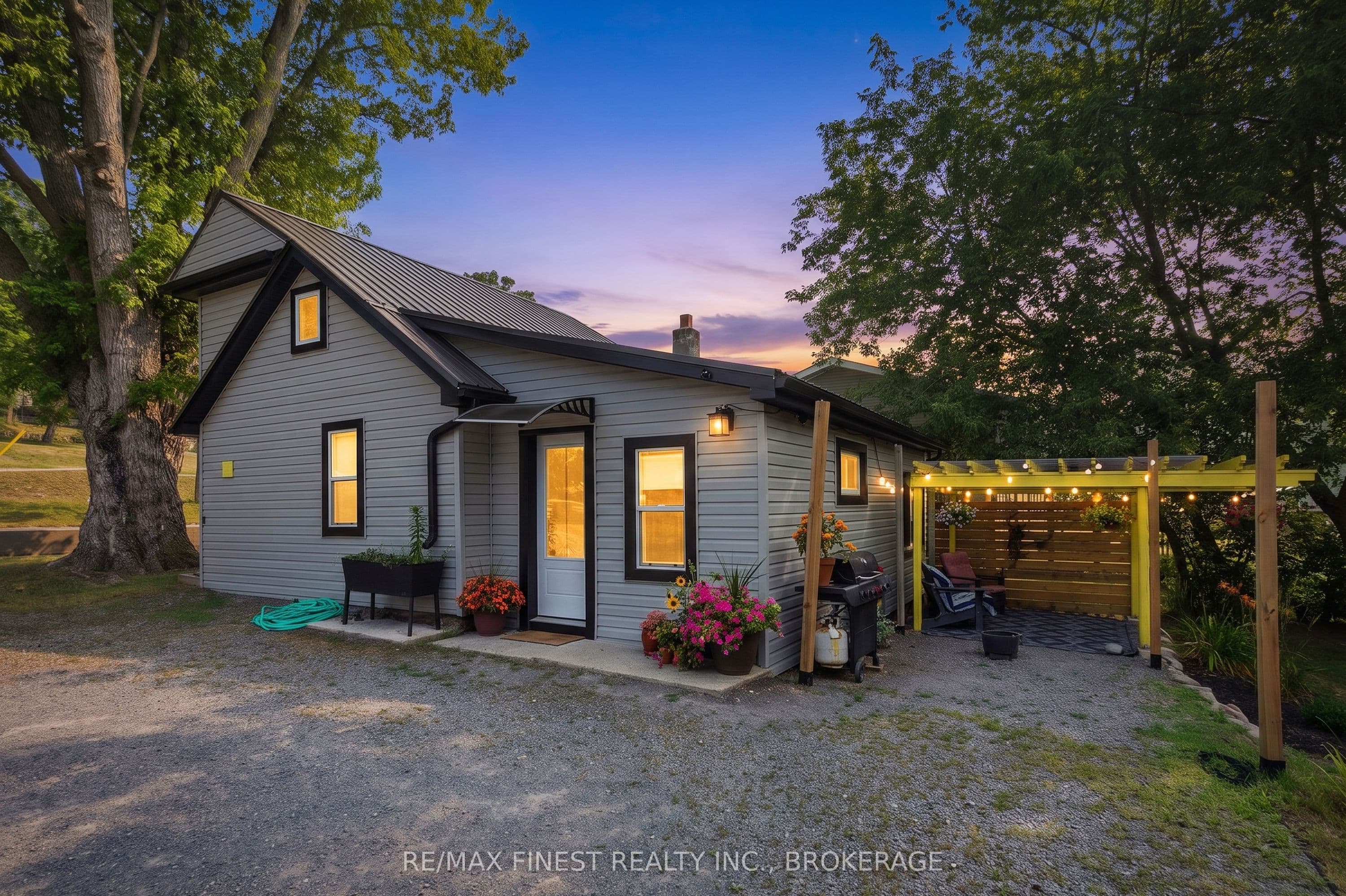 414 Dundas Street photo 1