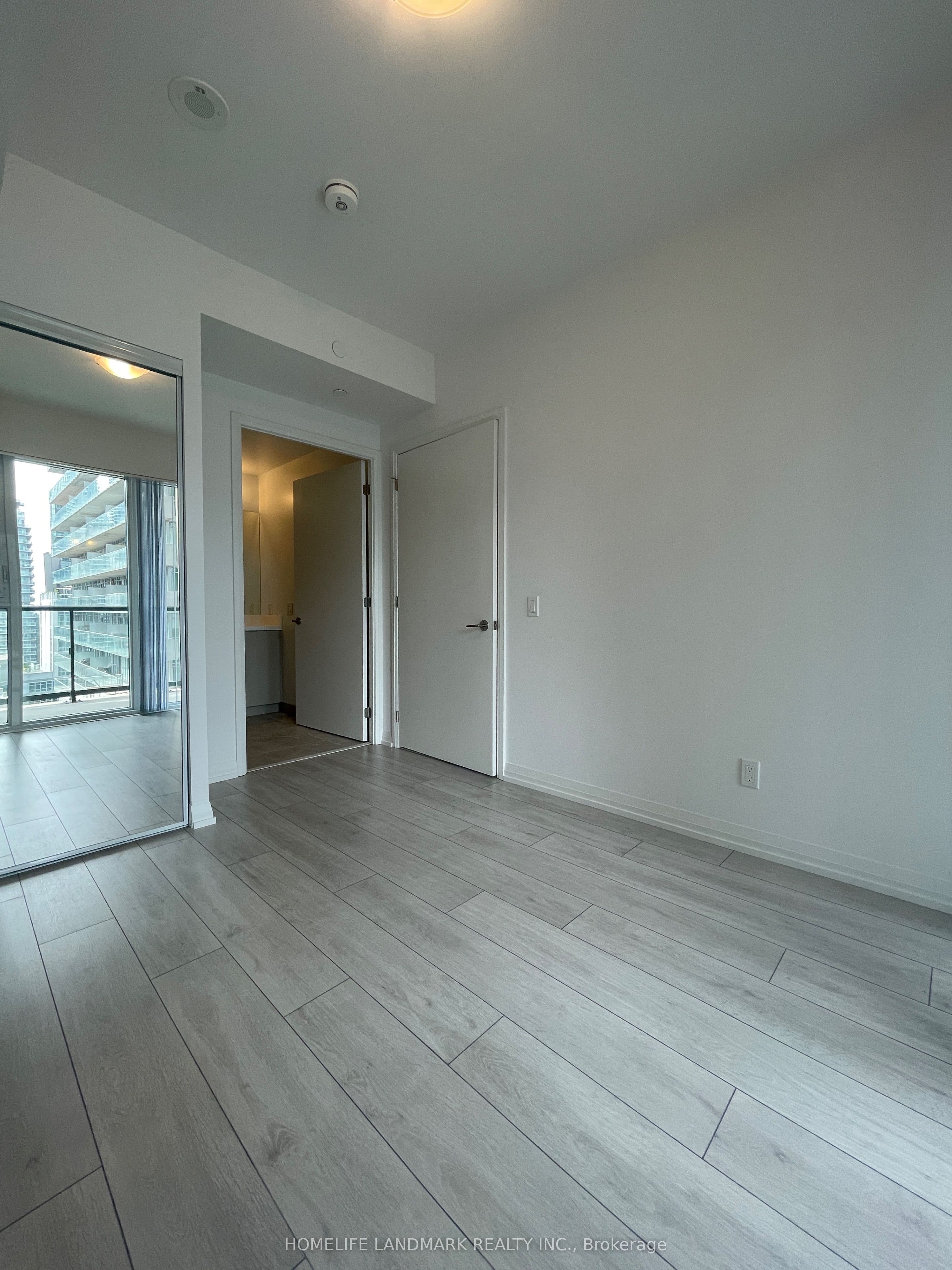 Unit 1017 400 King Street photo 1