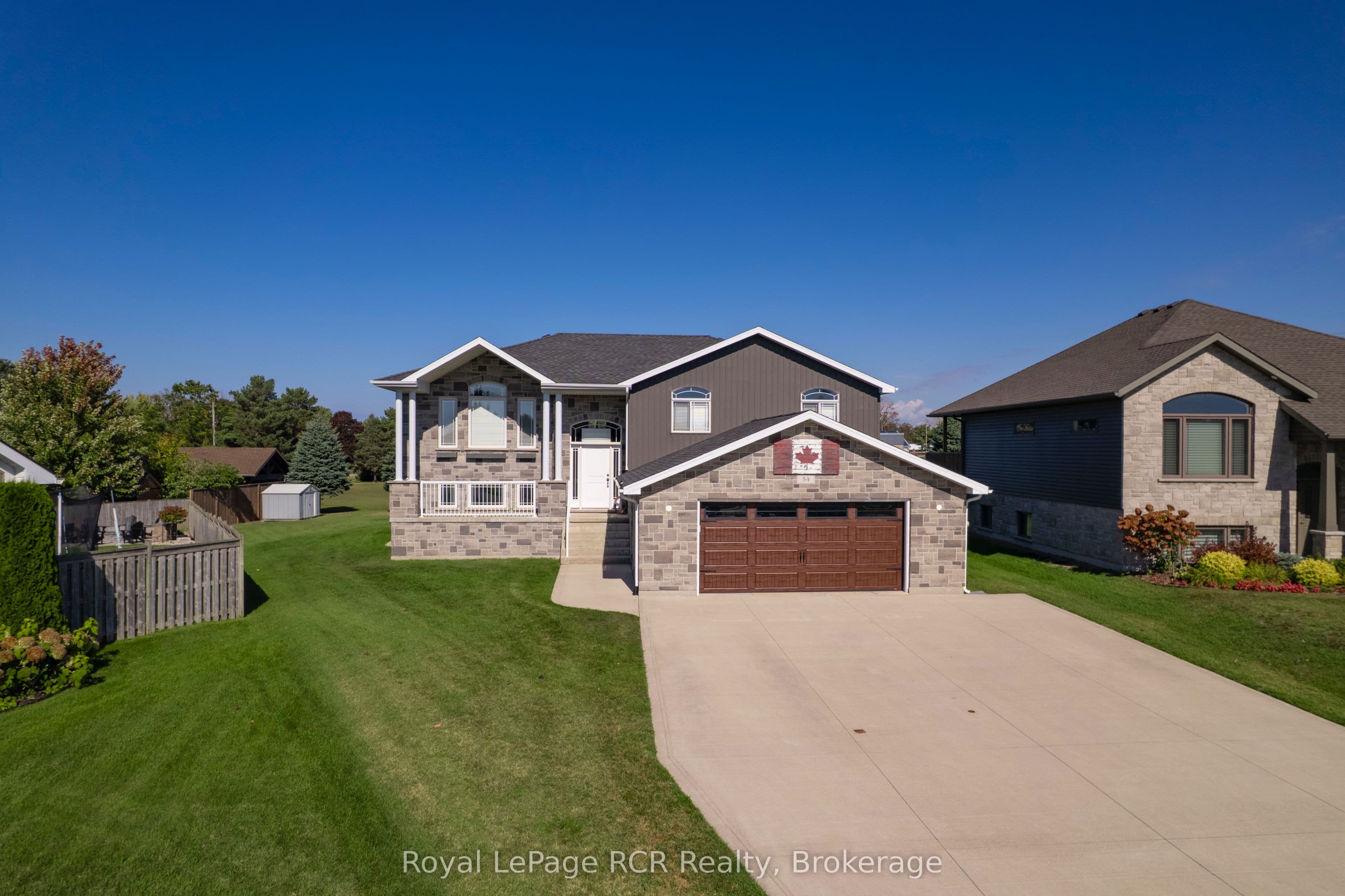 54 Lakefield Drive photo 1