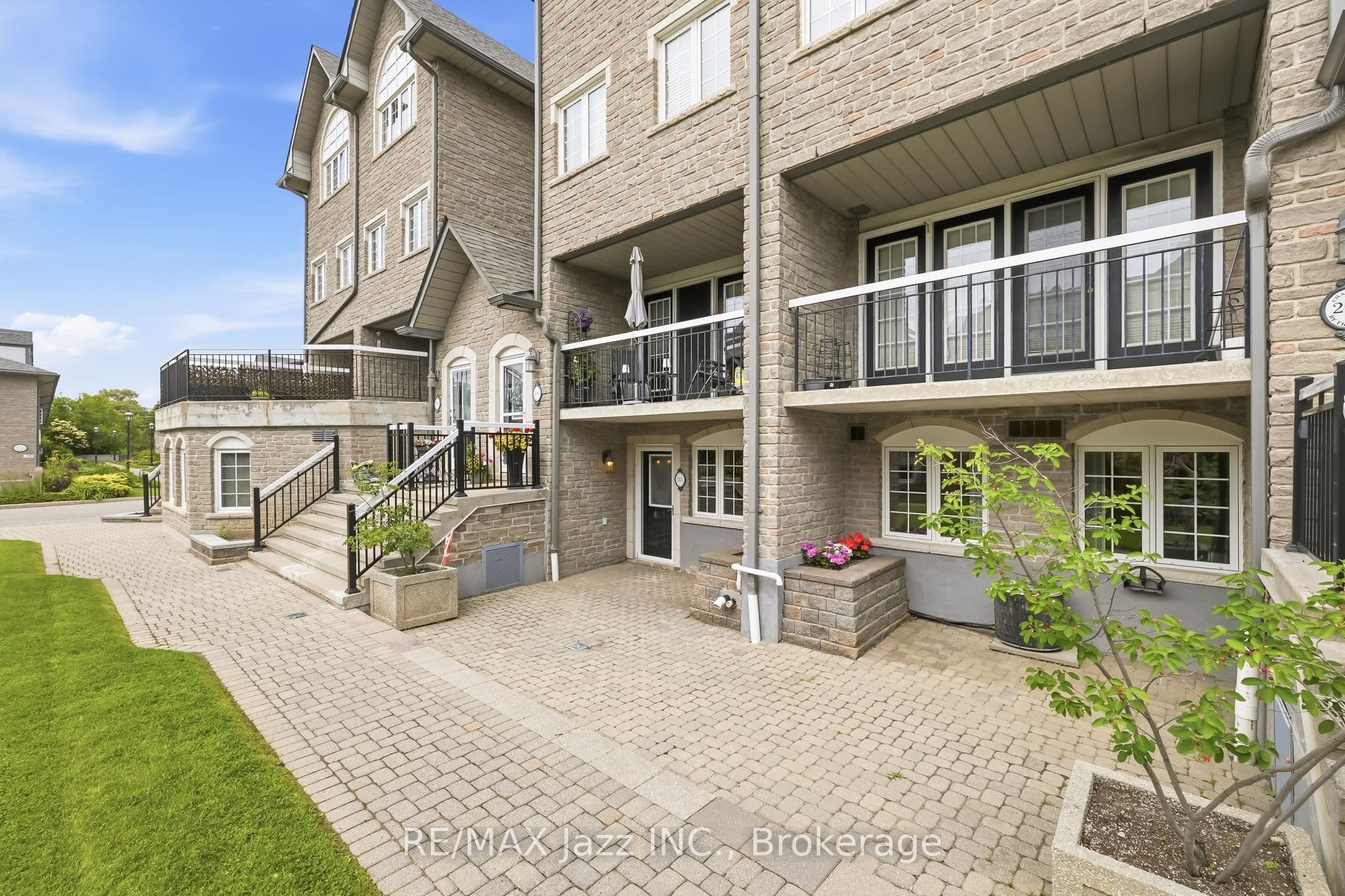 Unit 115 1995 Royal Road photo 1