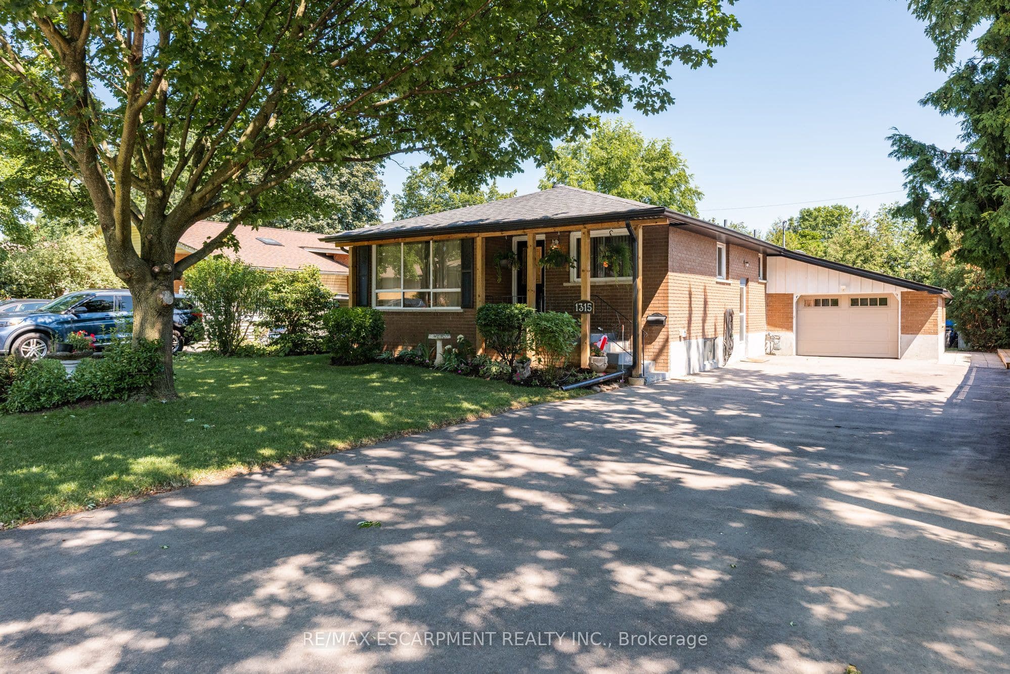 1315 Rosemary Crescent photo 1