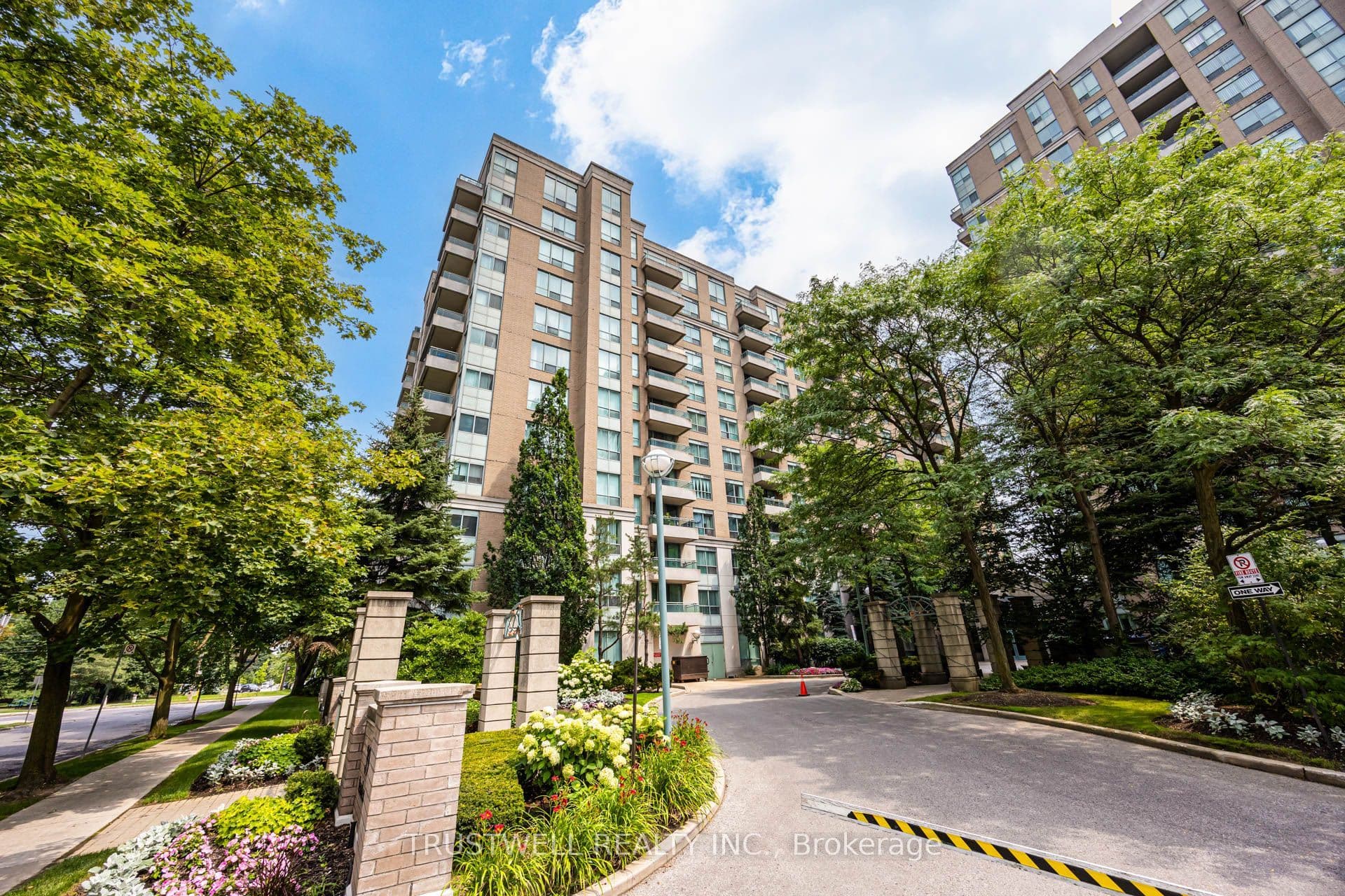 Unit 401 39 Pemberton Avenue photo 1