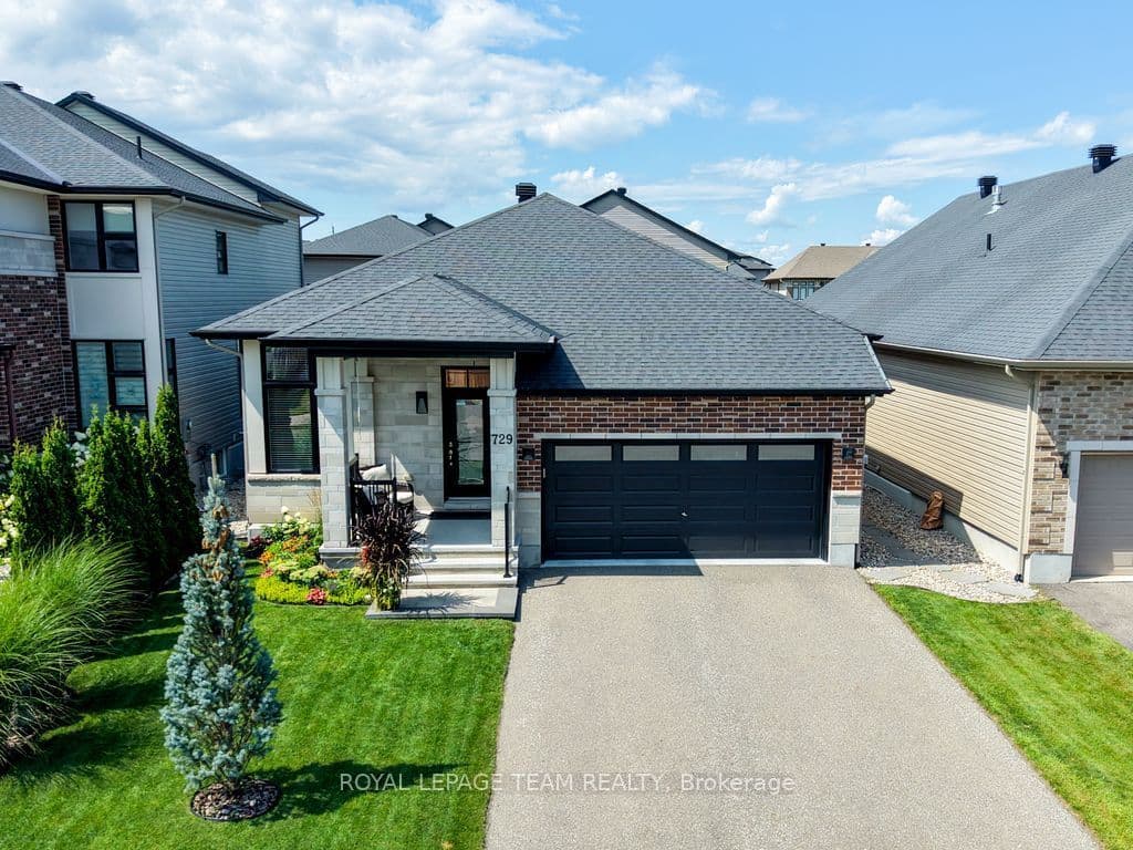 729 Carnelian Crescent photo 1