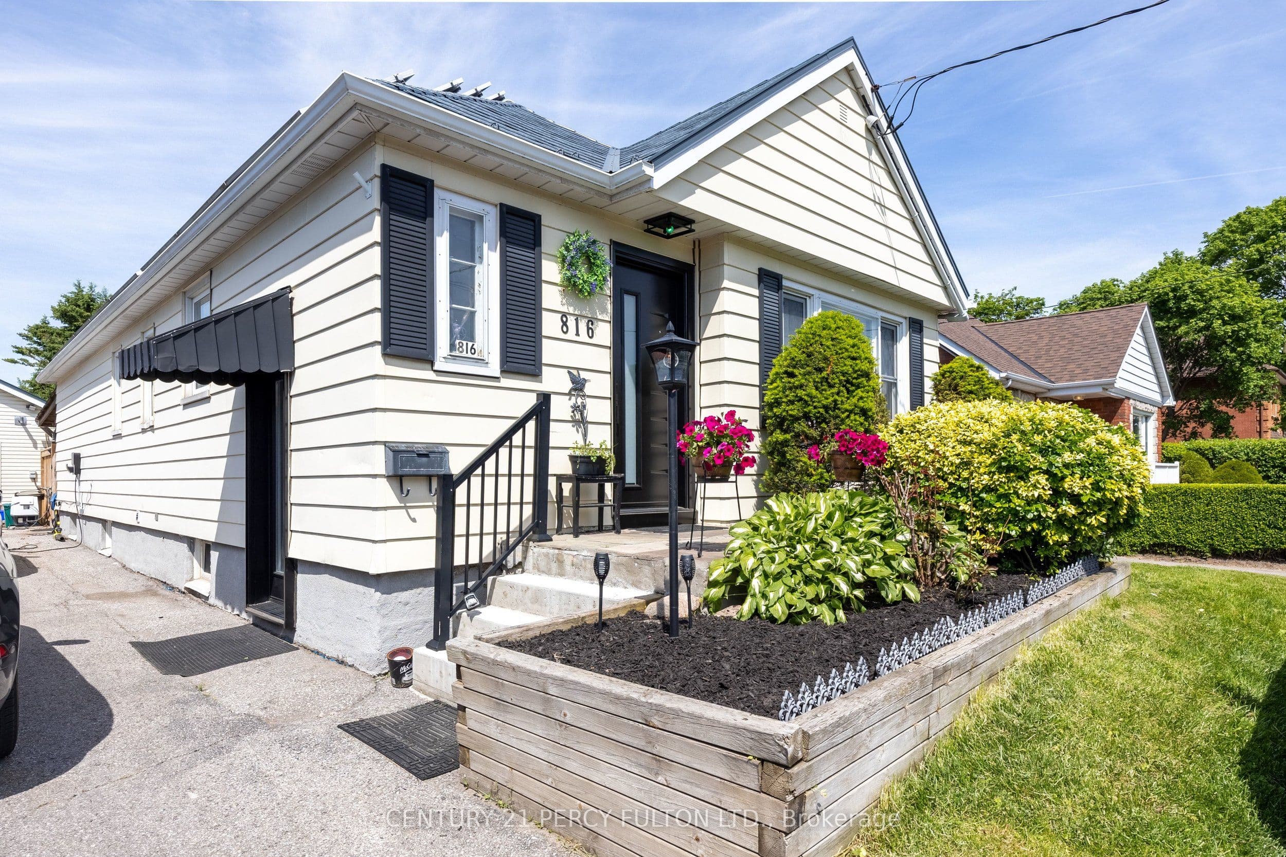 816 SIMCOE Street photo 1