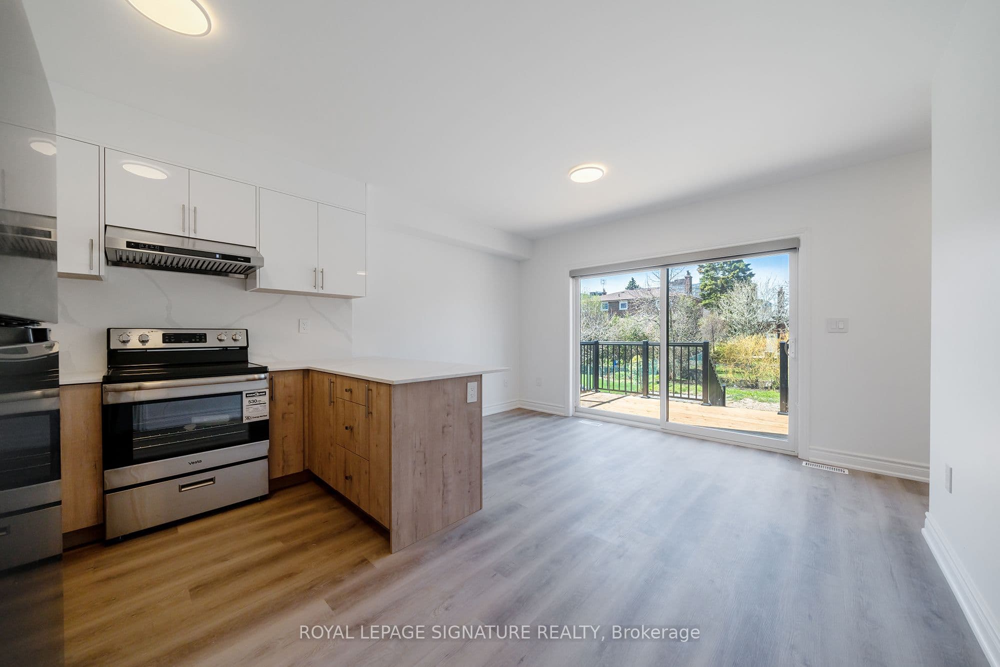 Unit 3 2052 Pharmacy Avenue photo 1