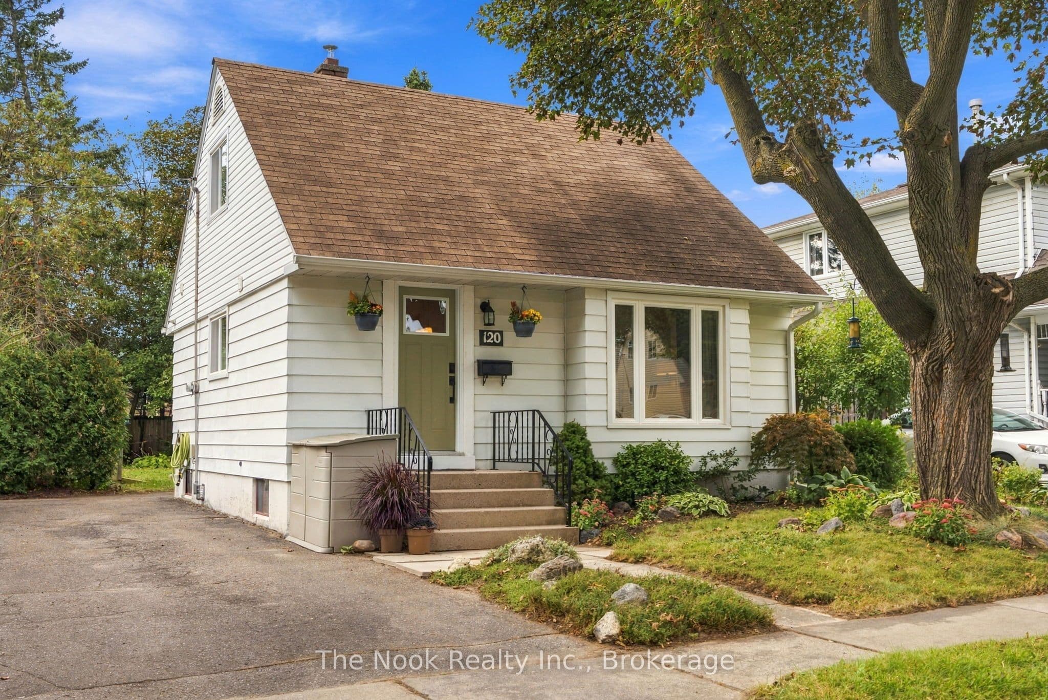 120 Admiral Road photo 1