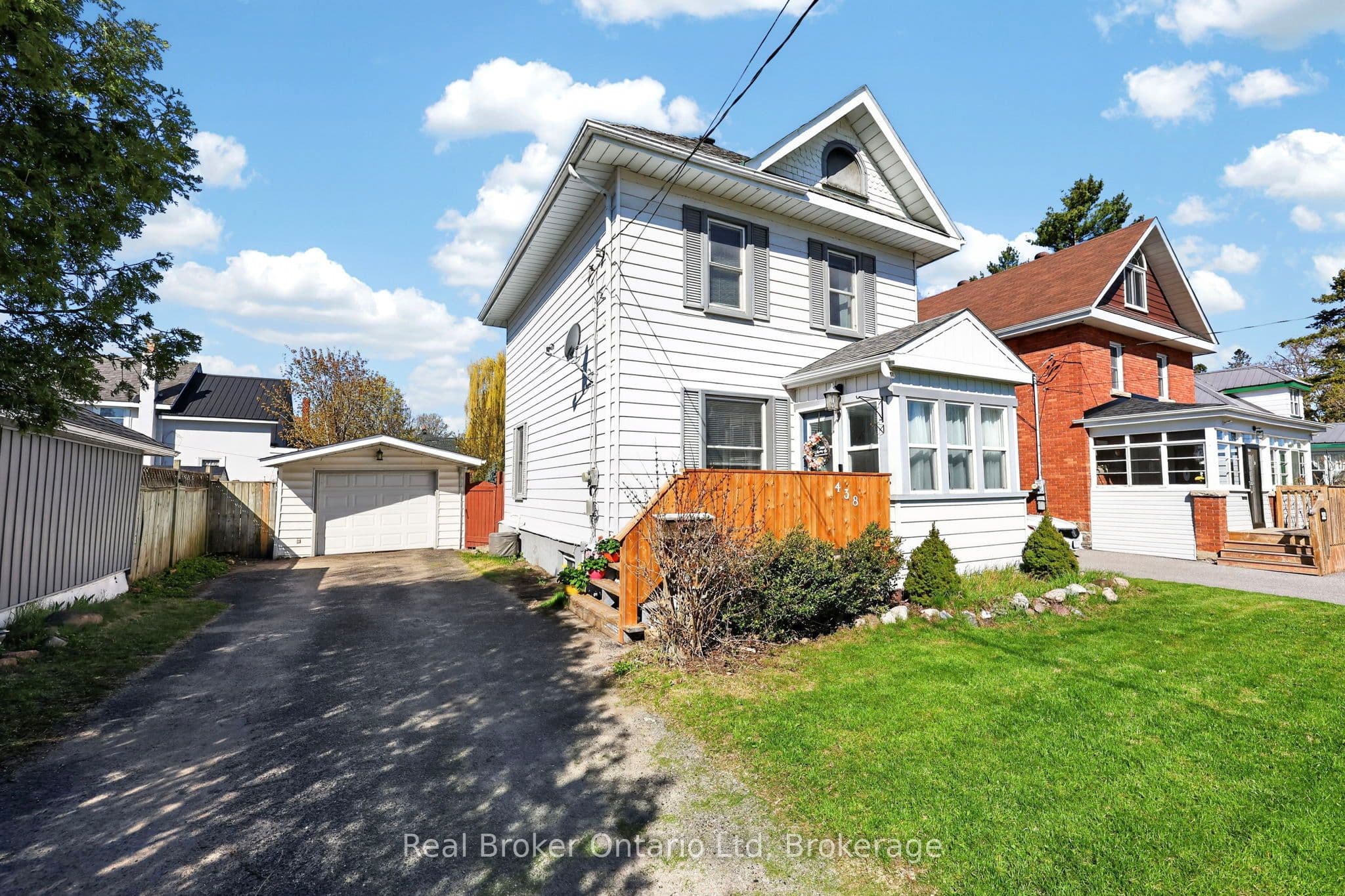 438 RUSSELL Street photo 1