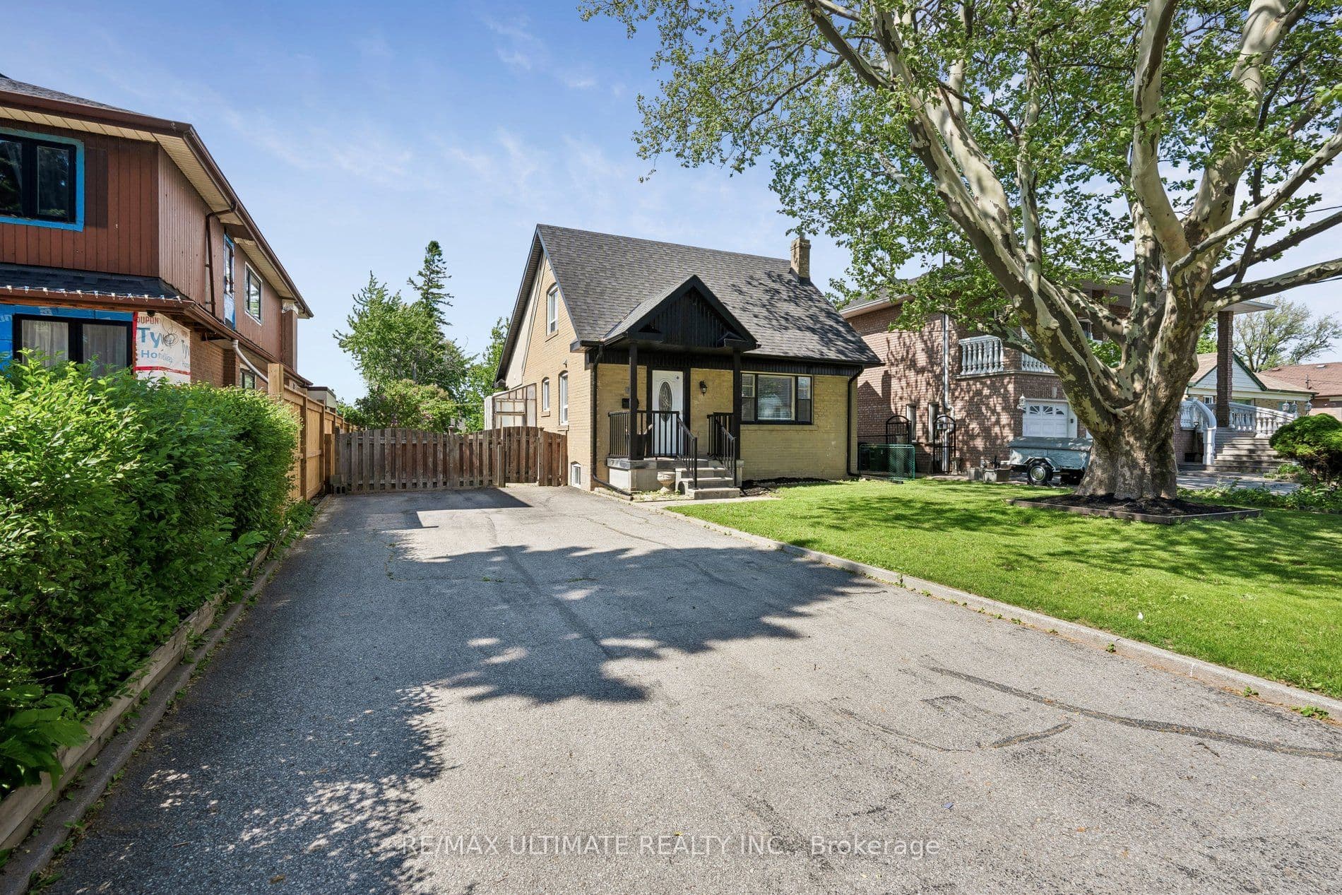 Unit Main 34 Compton Crescent photo 1
