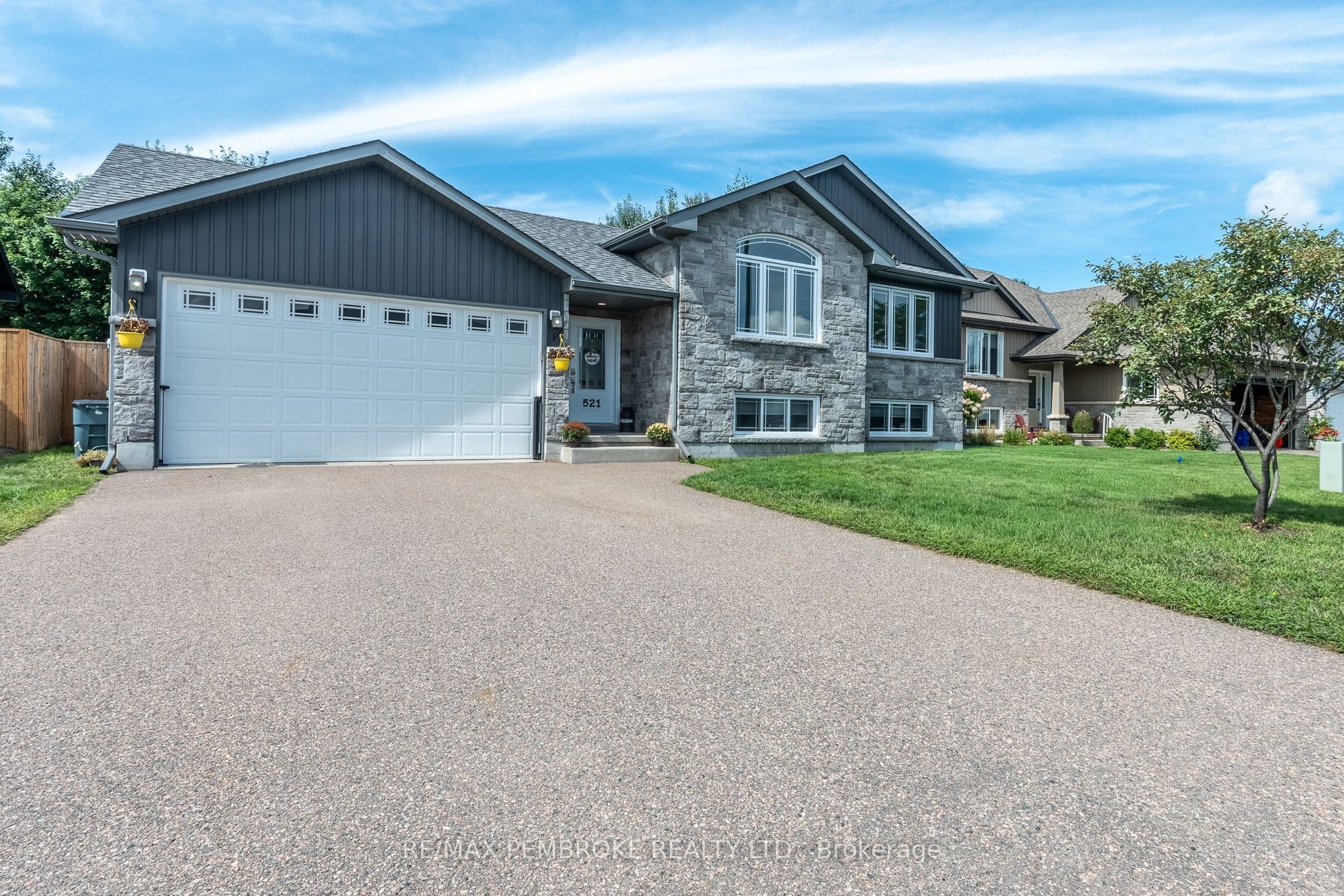 521 Gardner Crescent photo 1