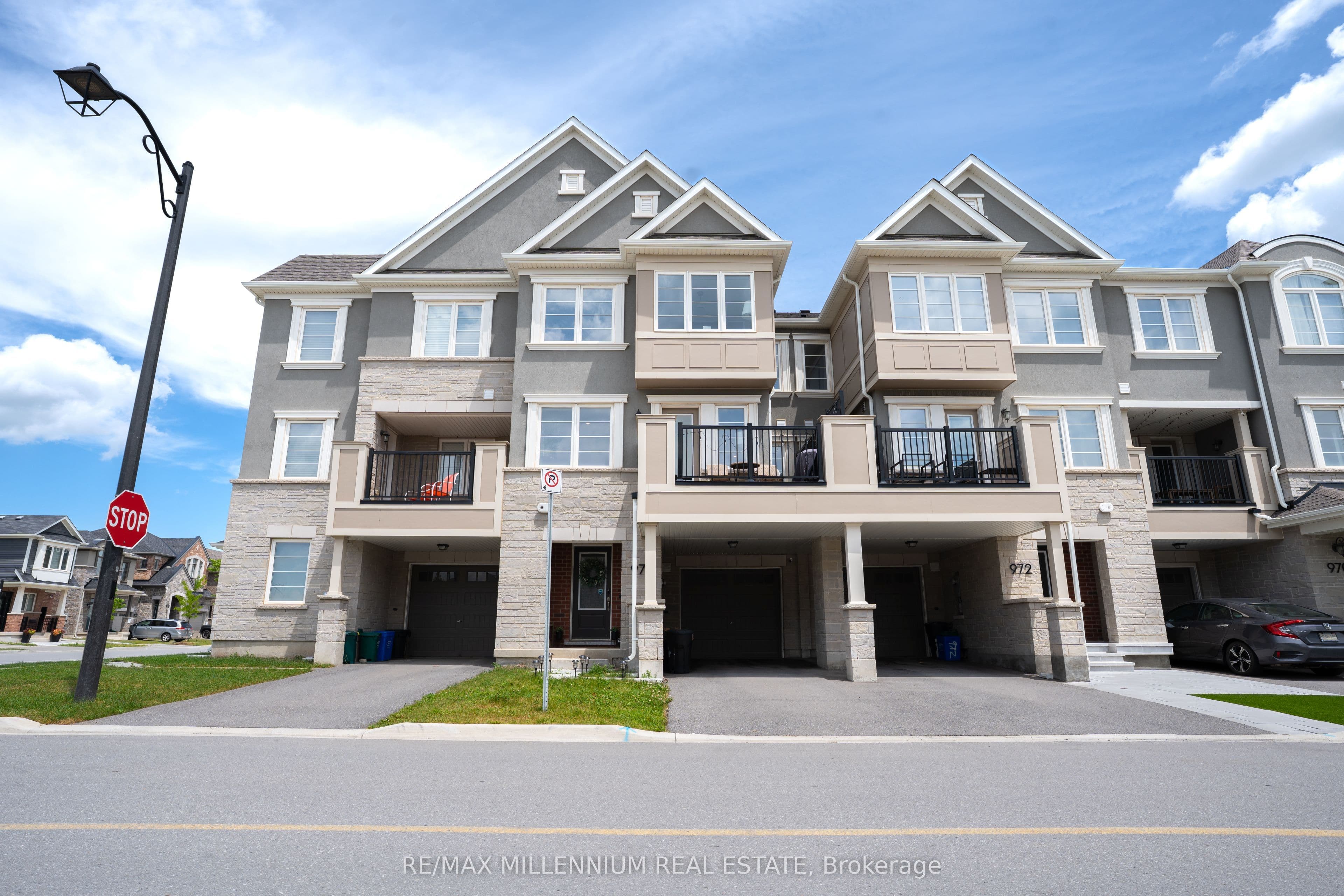 974 Hickory Crescent photo 1