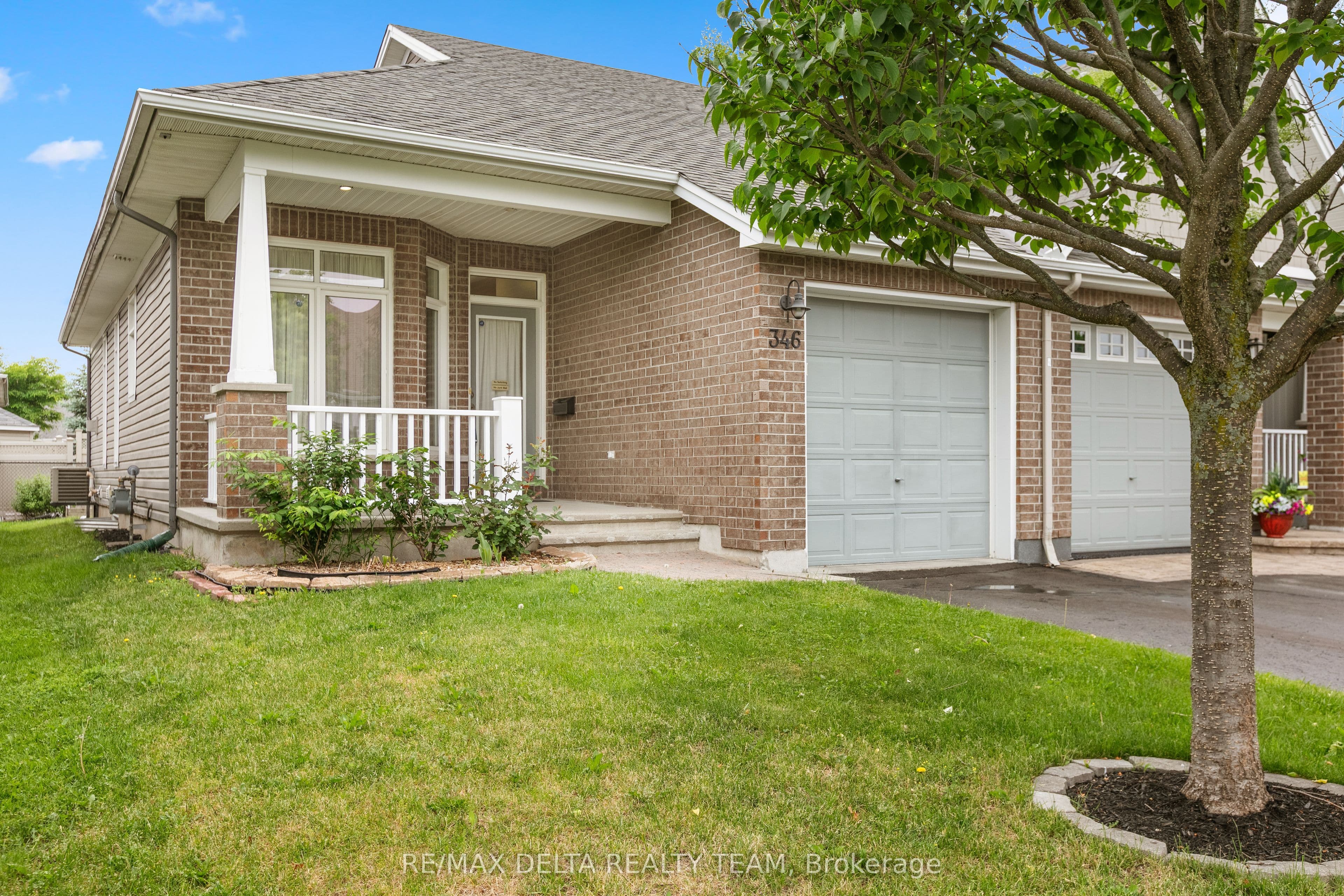 346 Farincourt Crescent photo 1