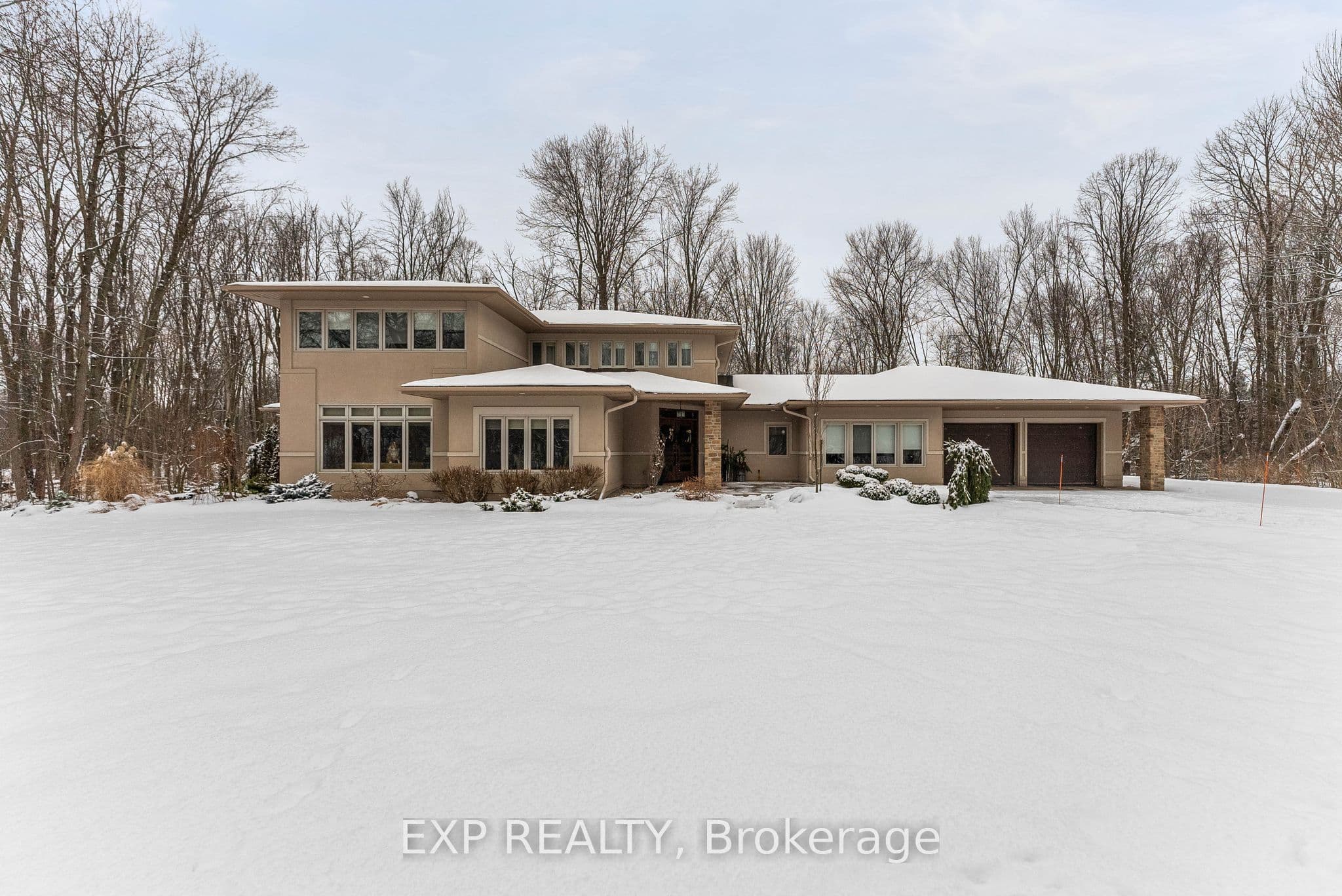5759 Queenscourt Crescent photo 1